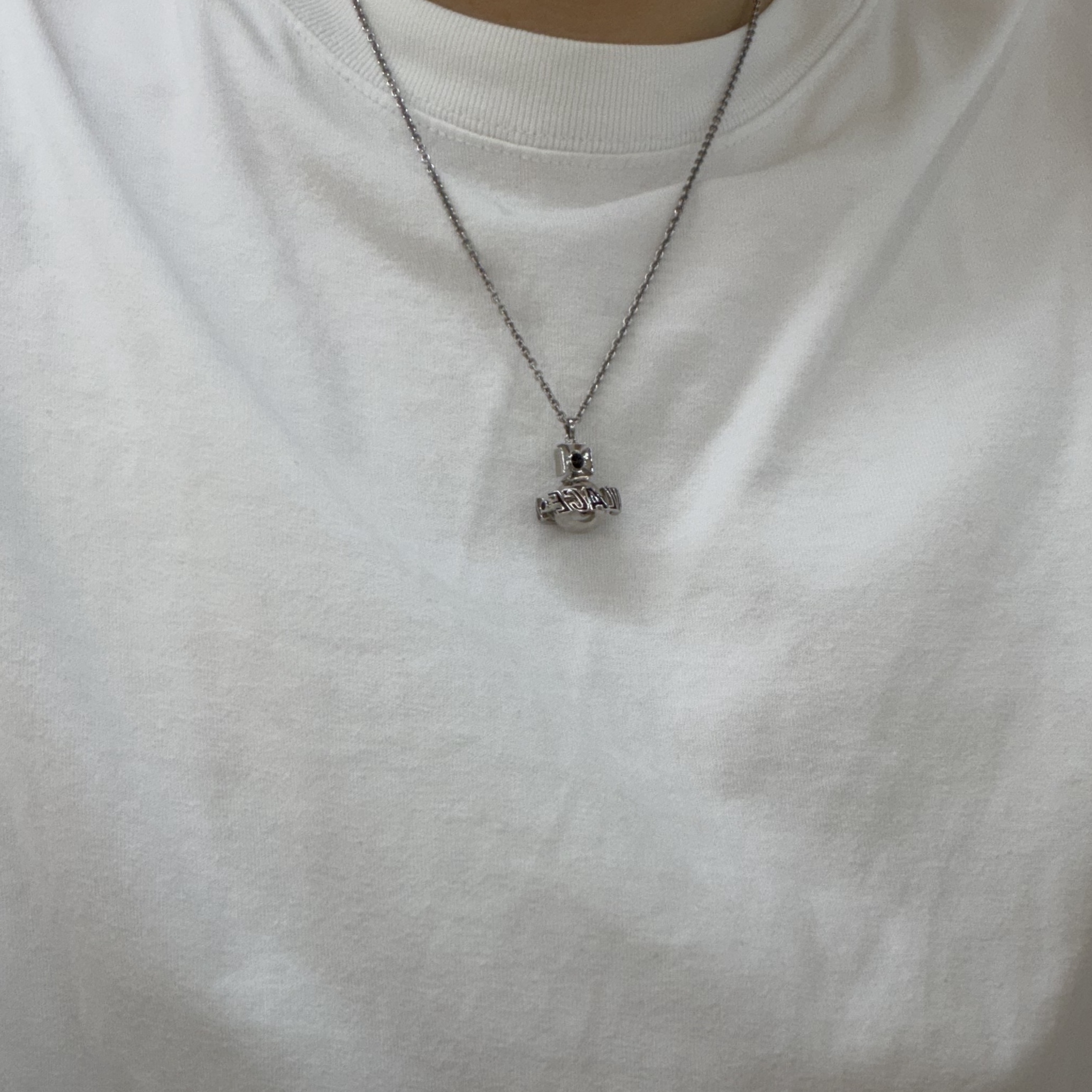 Palace x Vivienne Westwood Orb Pendant Silver - 24FW 착용 스타일