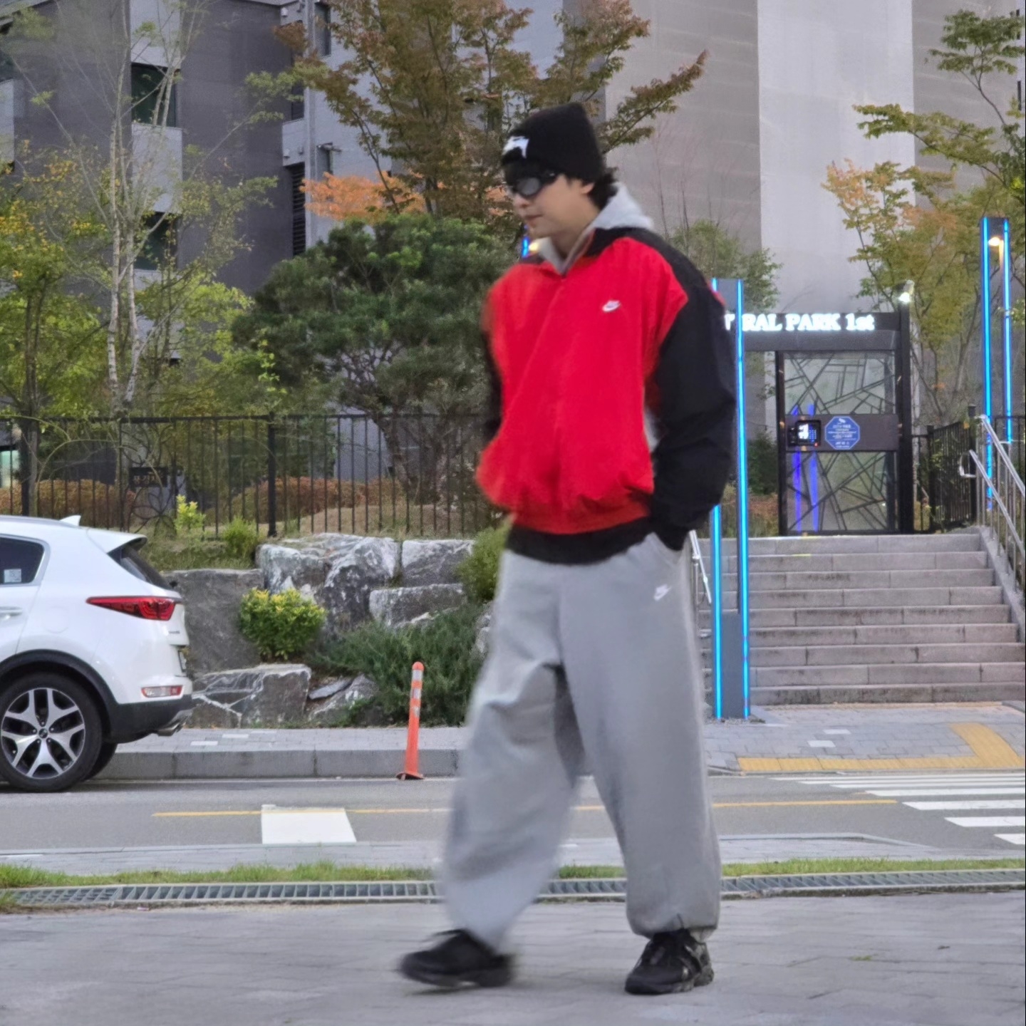Stussy Big Stock Cuff Beanie Black, Nike NSW Club Fleece Pullover Hoodie Dark Grey Heather - Asia 착용 스타일 - 3