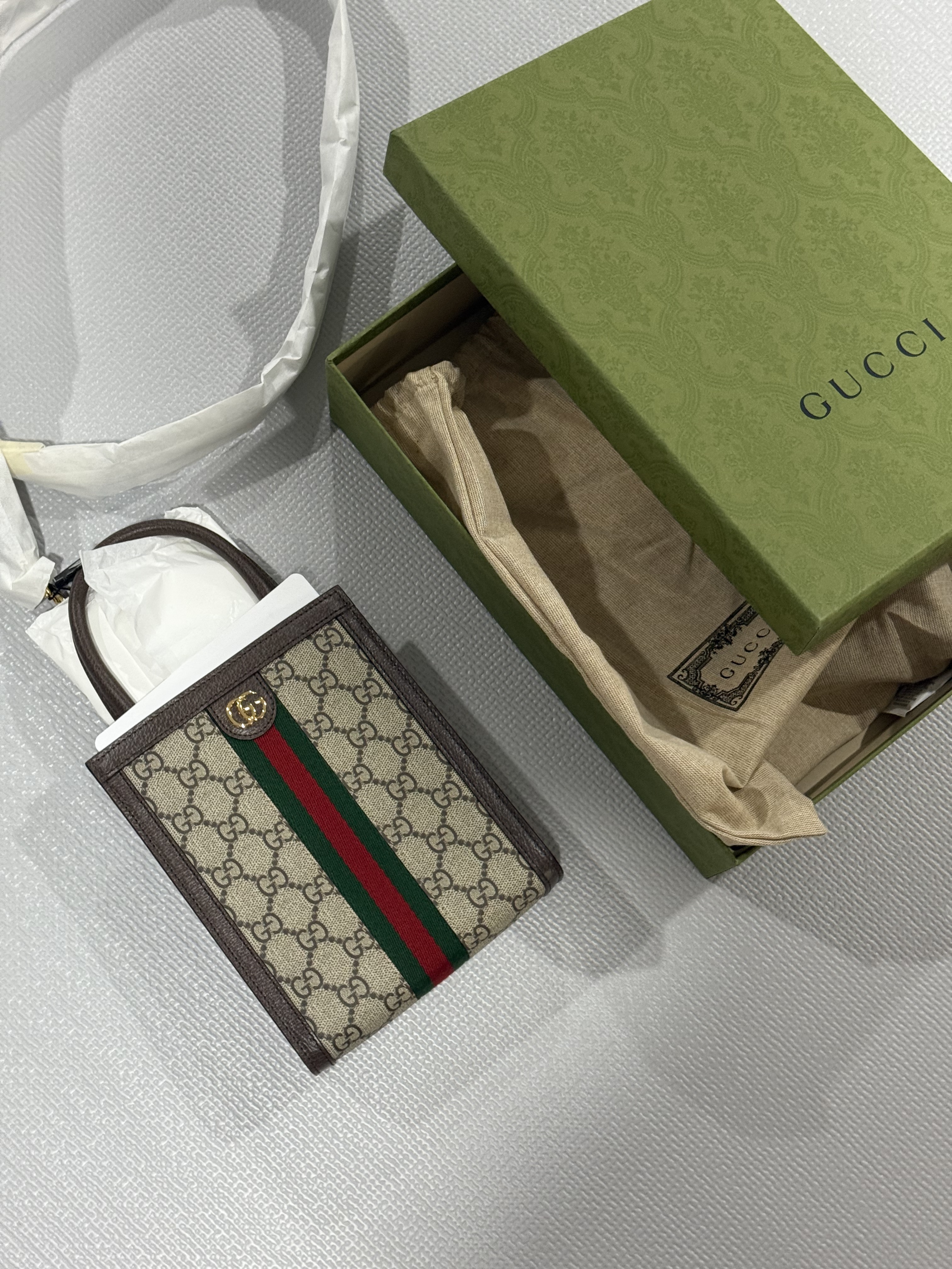 Gucci Ophidia GG Super Mini Bag Beige Ebony GG Supreme 착용 스타일