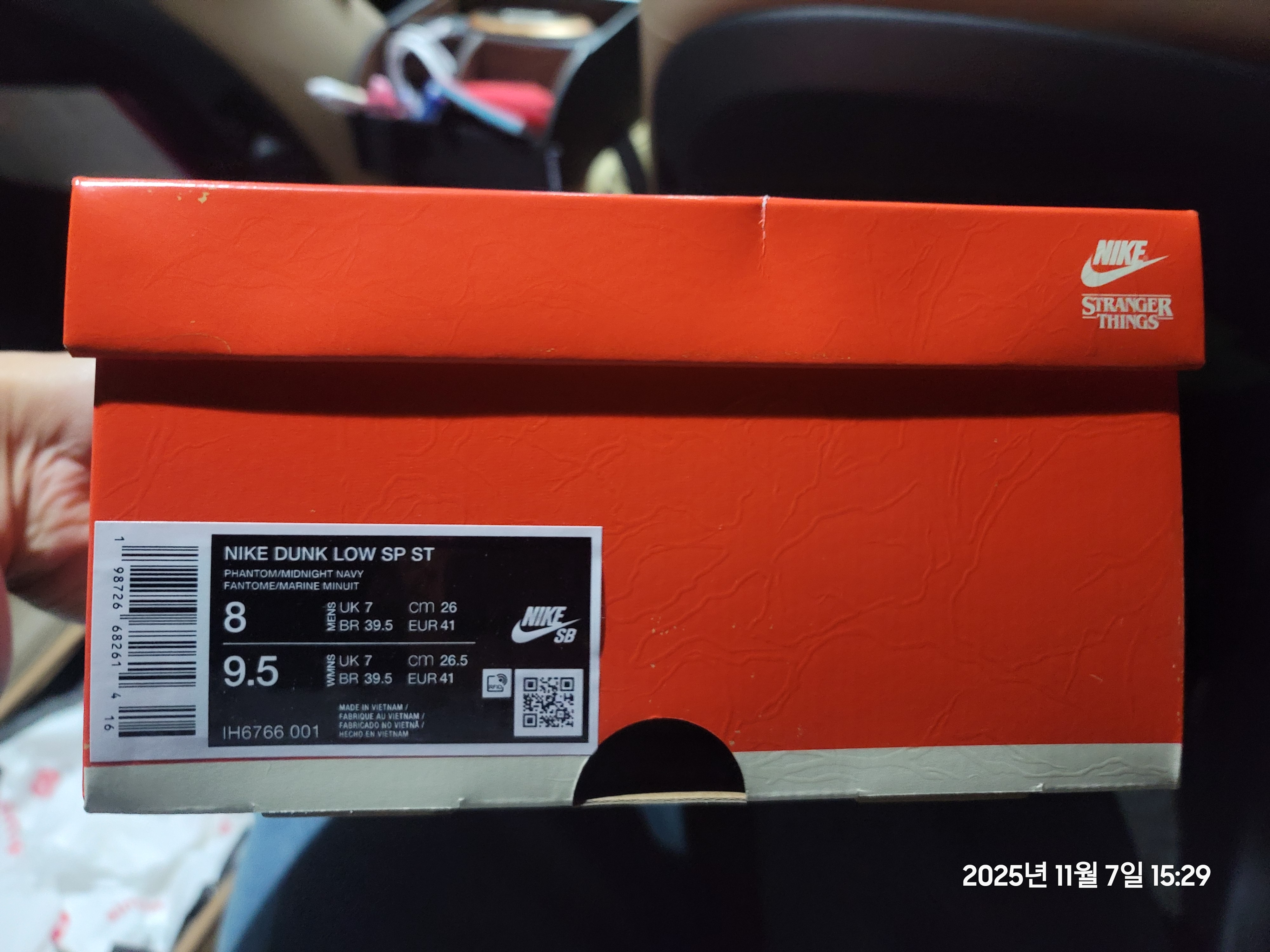 Nike x Stranger Things Dunk Low Phantom and Midnight Navy 착용 스타일 - 2