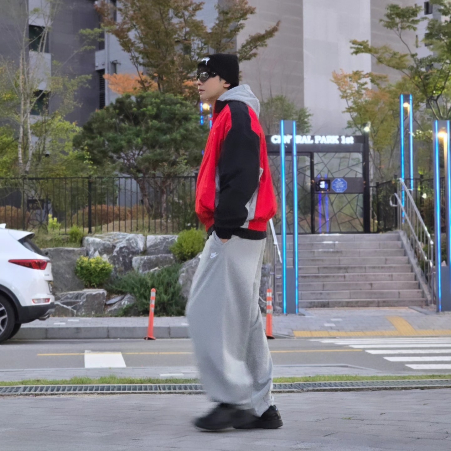 Stussy Big Stock Cuff Beanie Black, Nike NSW Club Fleece Pullover Hoodie Dark Grey Heather - Asia 착용 스타일 - 4