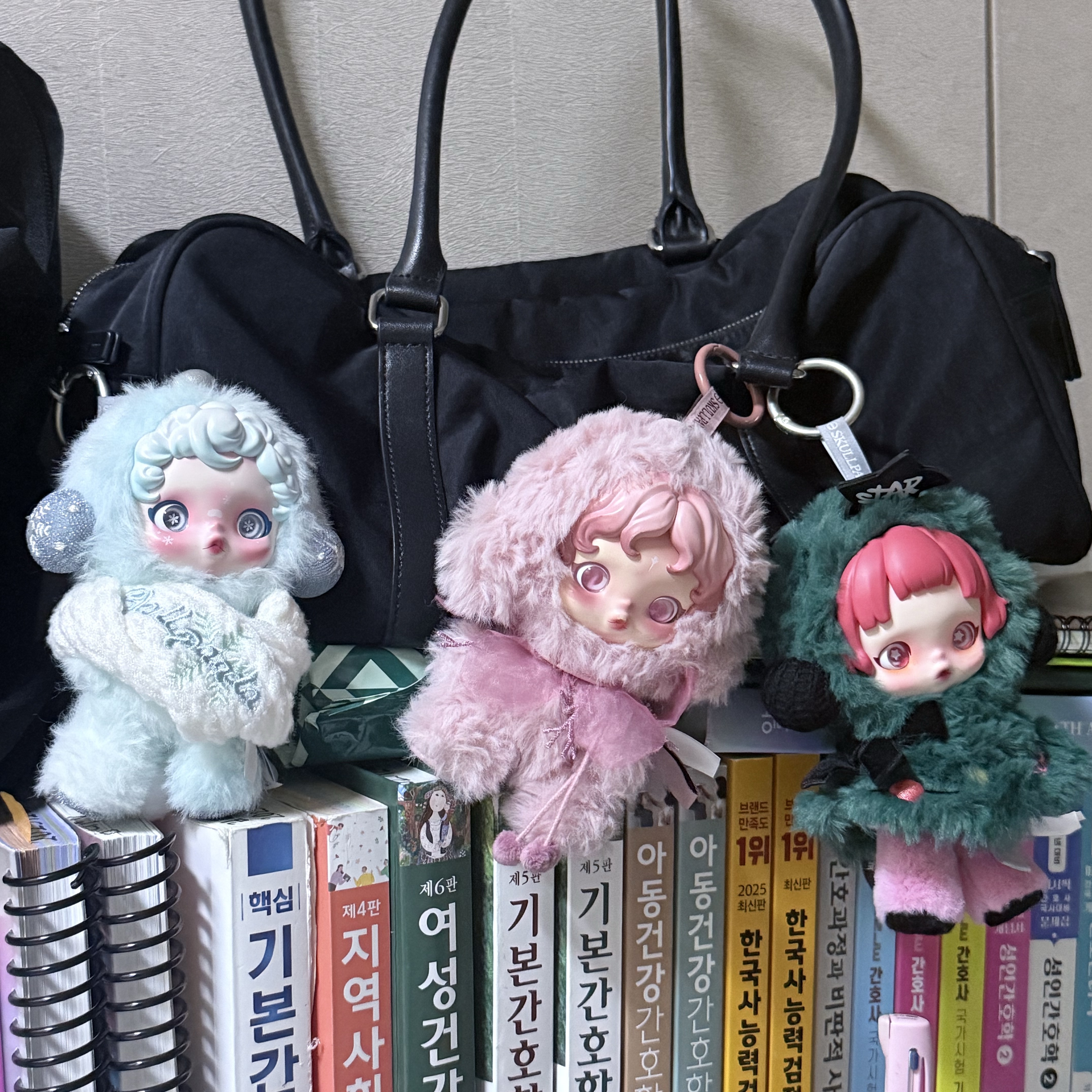 Pop Mart Skullpanda L’Impressionnisme Series Plush Doll Windflower (Opened Case), Pop Mart Skullpanda Winter Symphony Series Keyring Song of Snow (Opened Case) 착용 스타일