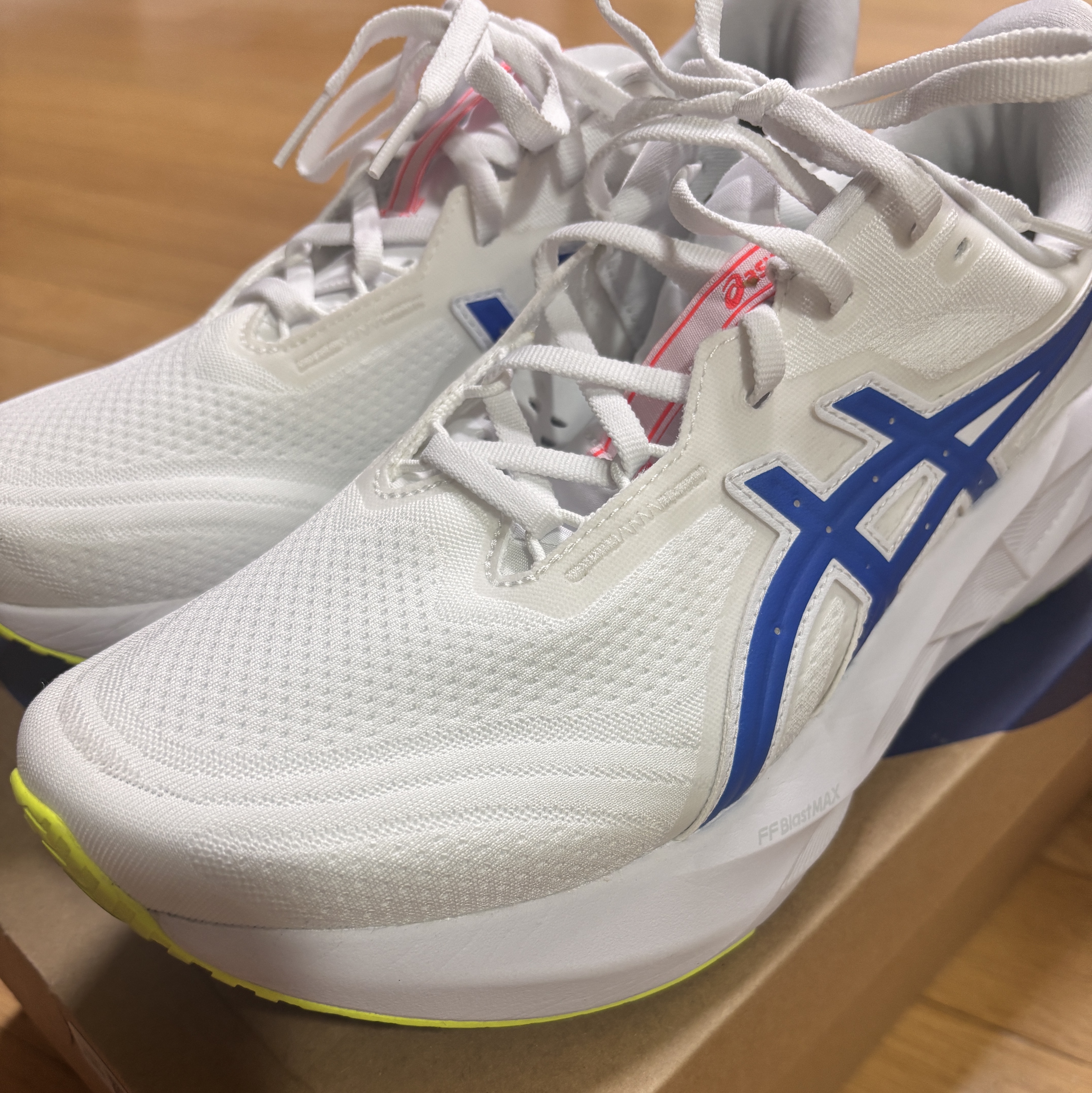 Asics Novablast 5 White Tuna Blue 착용 스타일