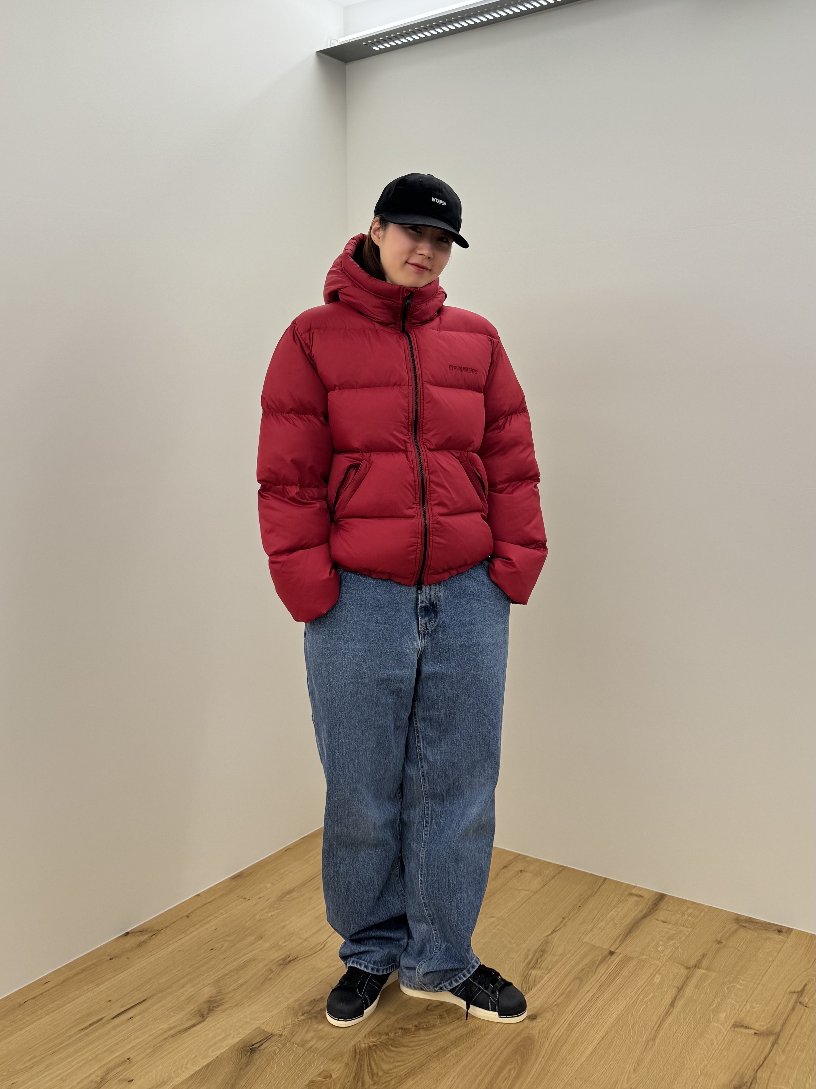 QT8 GARMENTS Duck Down Heavyweight Hoodie Jacket Red, QT8 Garments TL Denim Carpenter Pant Deep Blue 착용 스타일 - 1