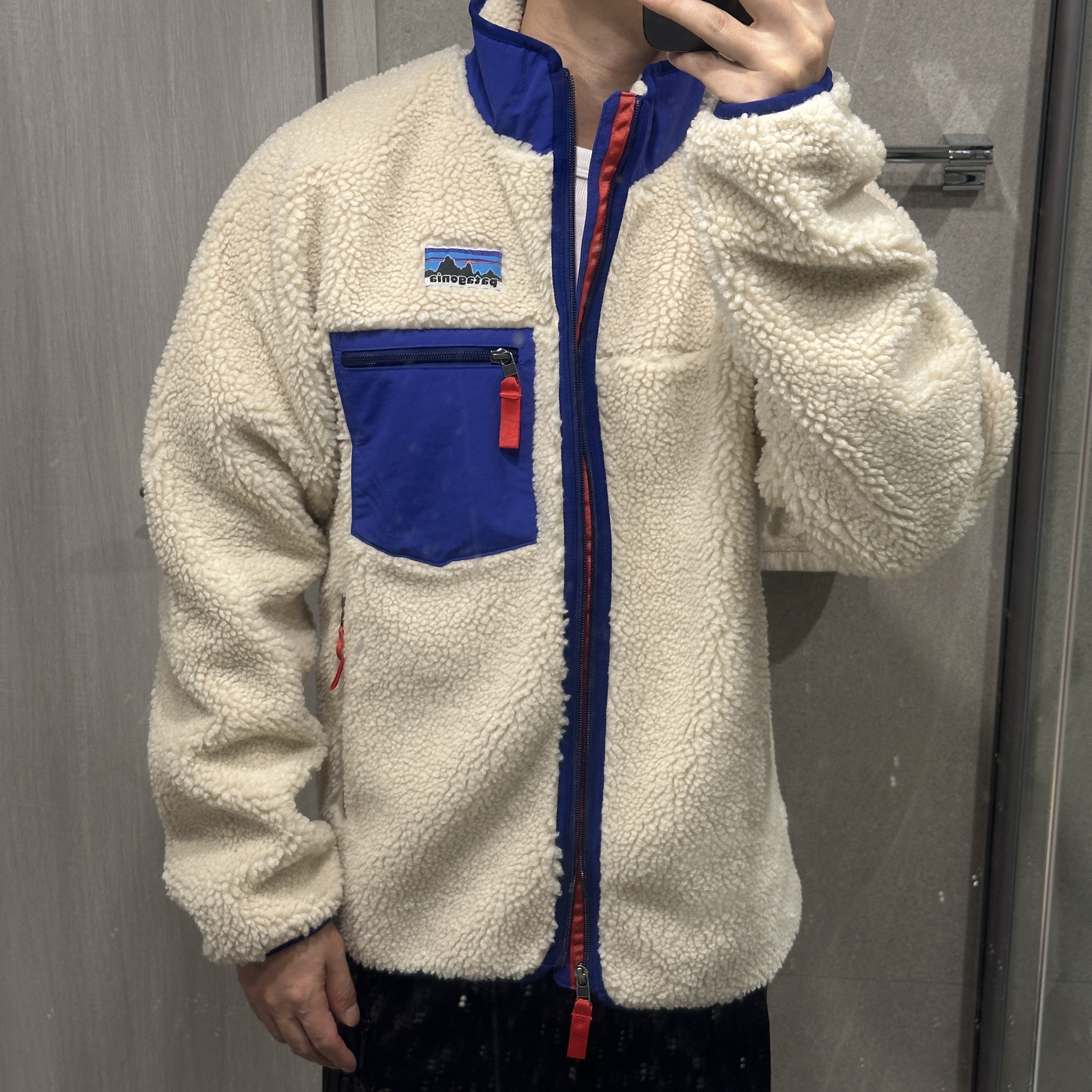 Patagonia Classic Retro-X Fleece Jacket Dark Natural 착용 스타일 - 2