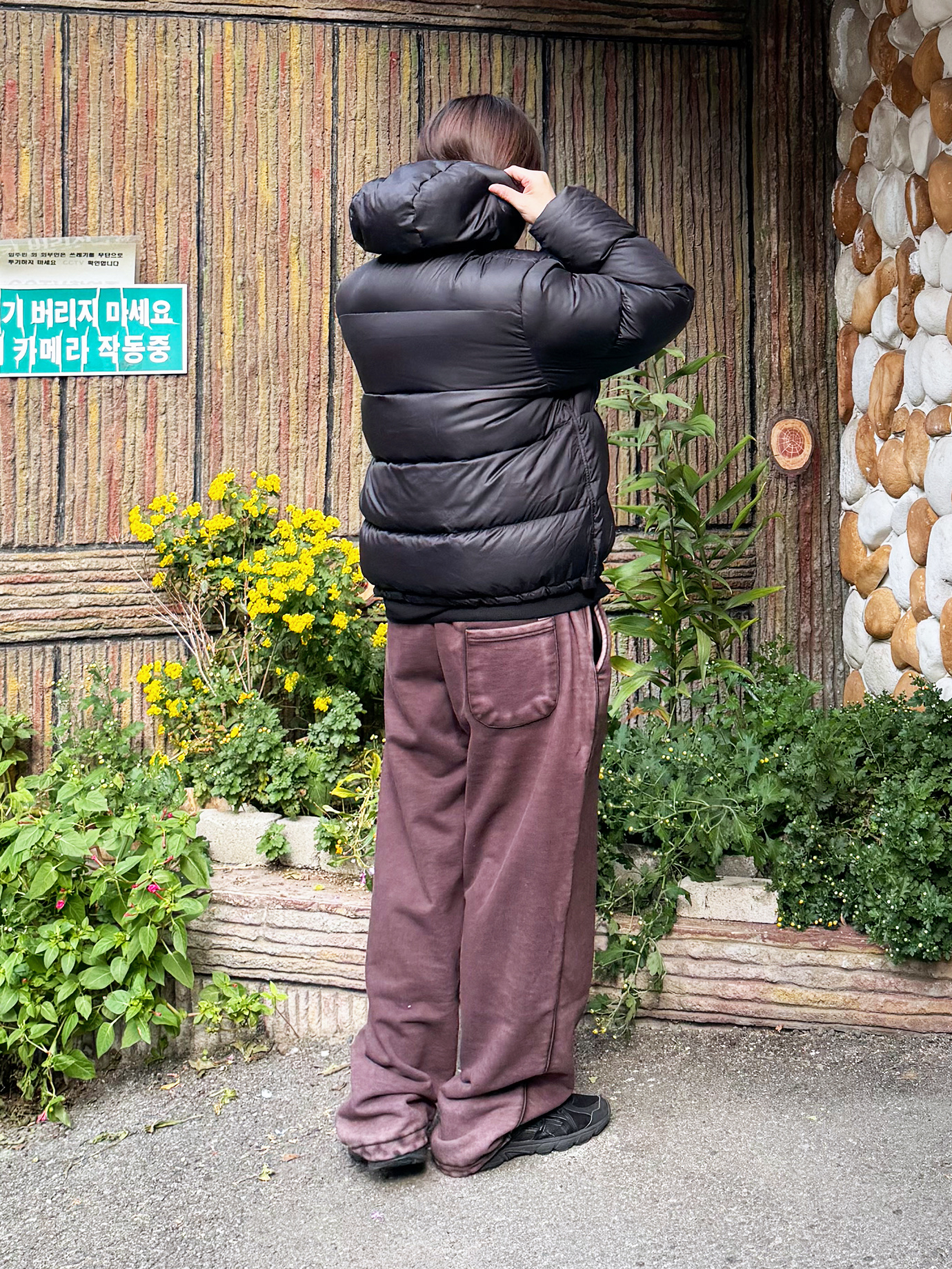 QT8 GARMENTS Duck Down Heavyweight Hoodie Jacket Black, QT8 GARMENTS String Washed Sweatpants Black 착용 스타일 - 2