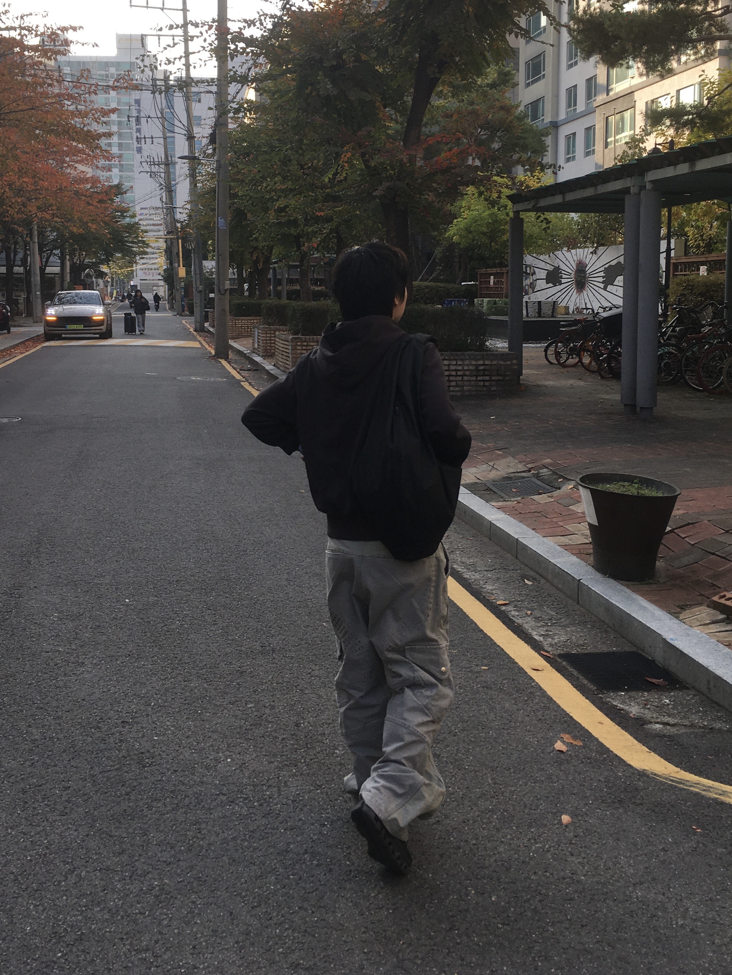 Hyein Seo Backpack Black, Ignota Core:13 Washed Cargo Pants Sage Stone 착용 스타일