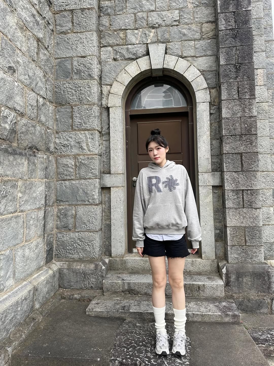 SLOW RECORD HOUSE Check Patch Hoodie Grey 착용 스타일 - 2