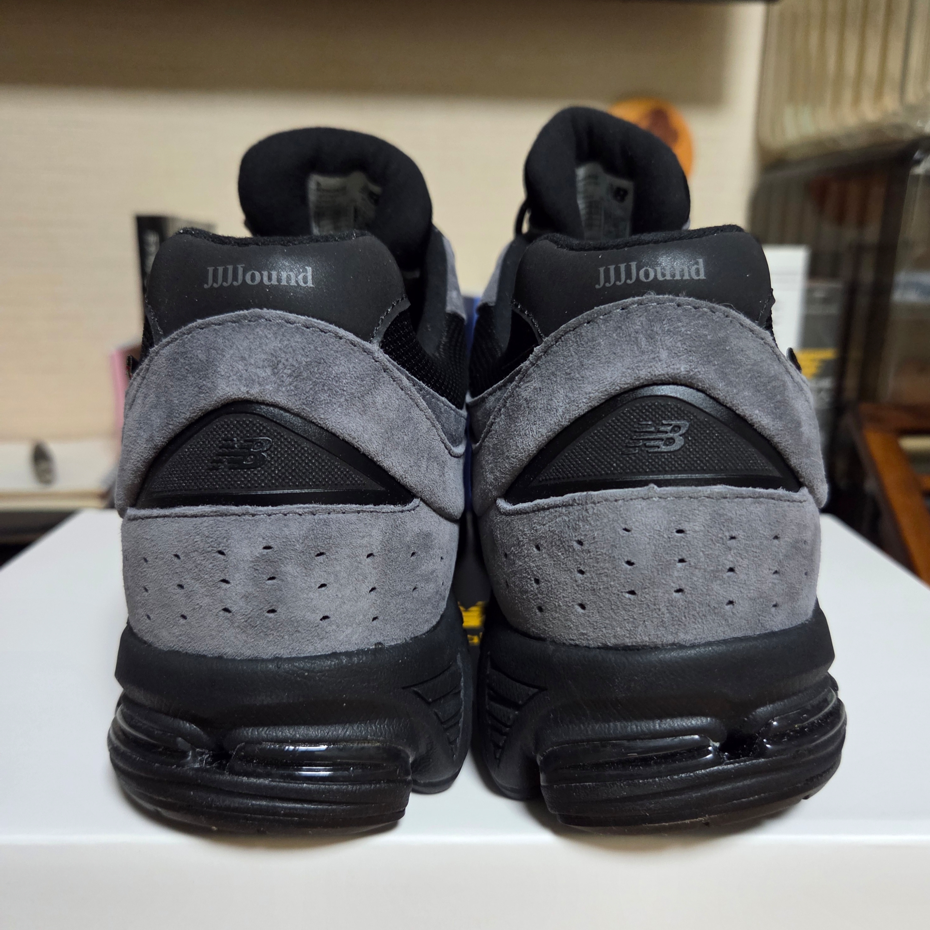 New Balance x JJJJound 2002R Gore-Tex Charcoal 착용 스타일 - 4