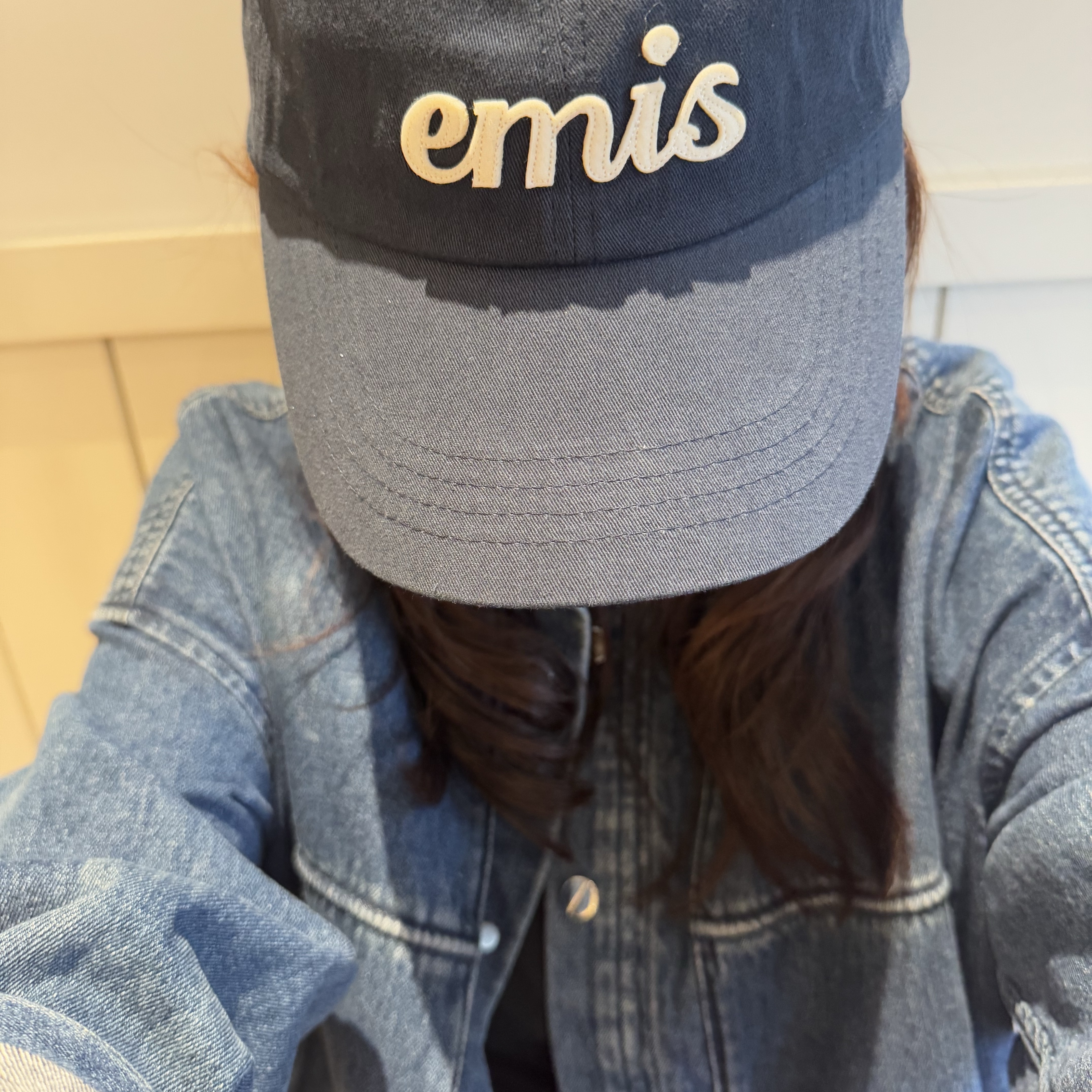 Emis Applique Ball Cap Navy 착용 스타일