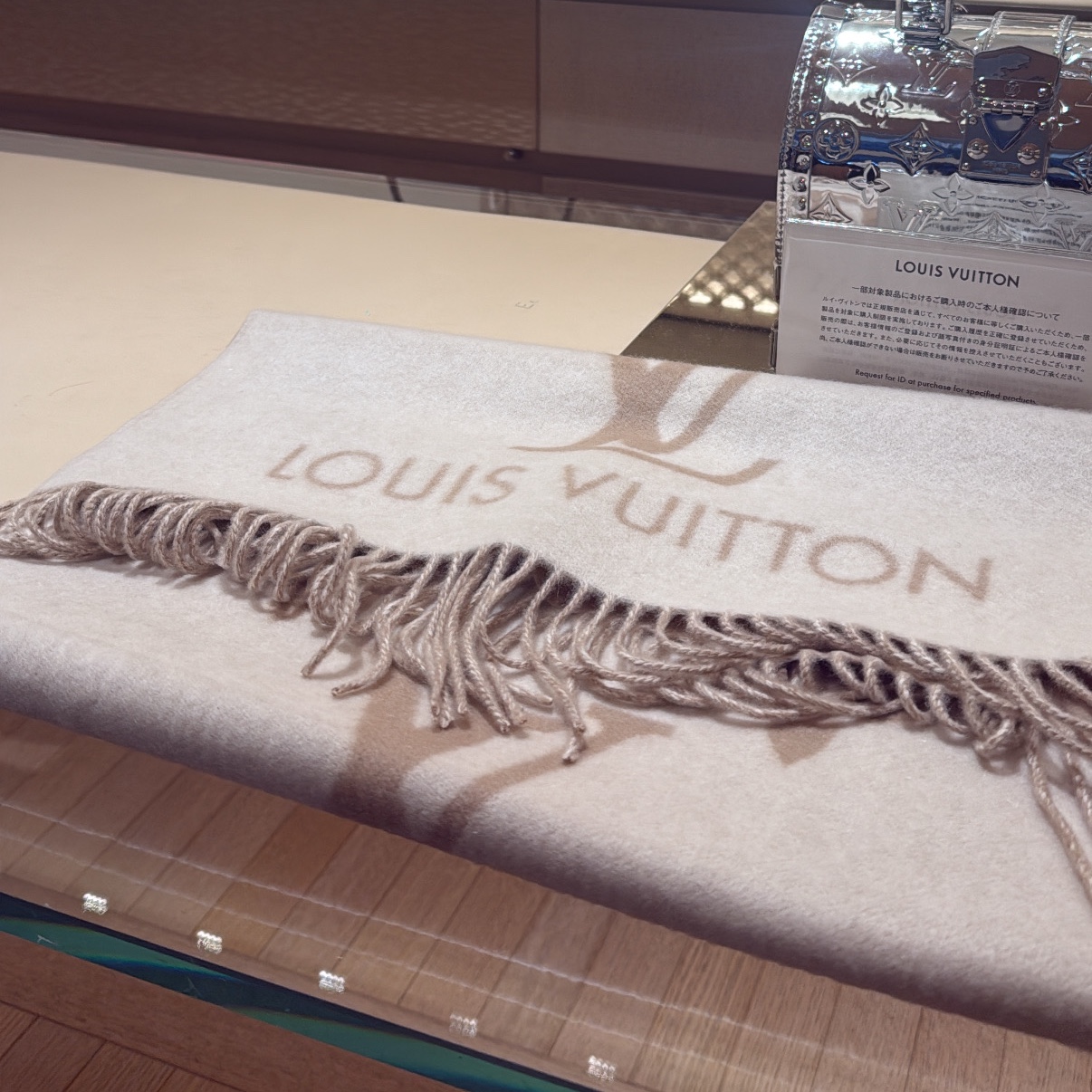 Louis Vuitton Monogram Giant Muffler Light Grey, Louis Vuitton Simply Essential Muffler Beige 착용 스타일 - 1