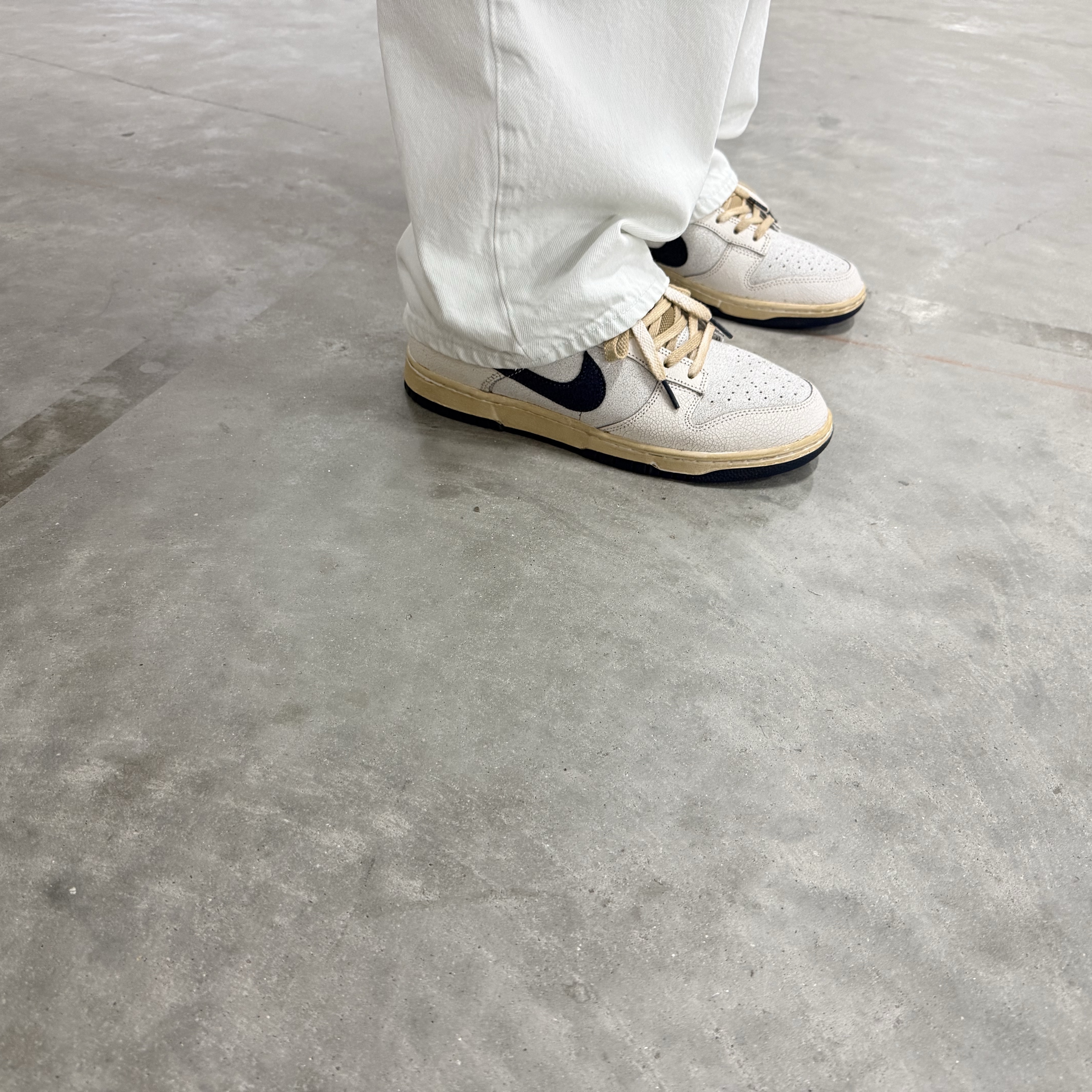 Nike x Stranger Things Dunk Low Phantom and Midnight Navy 착용 스타일