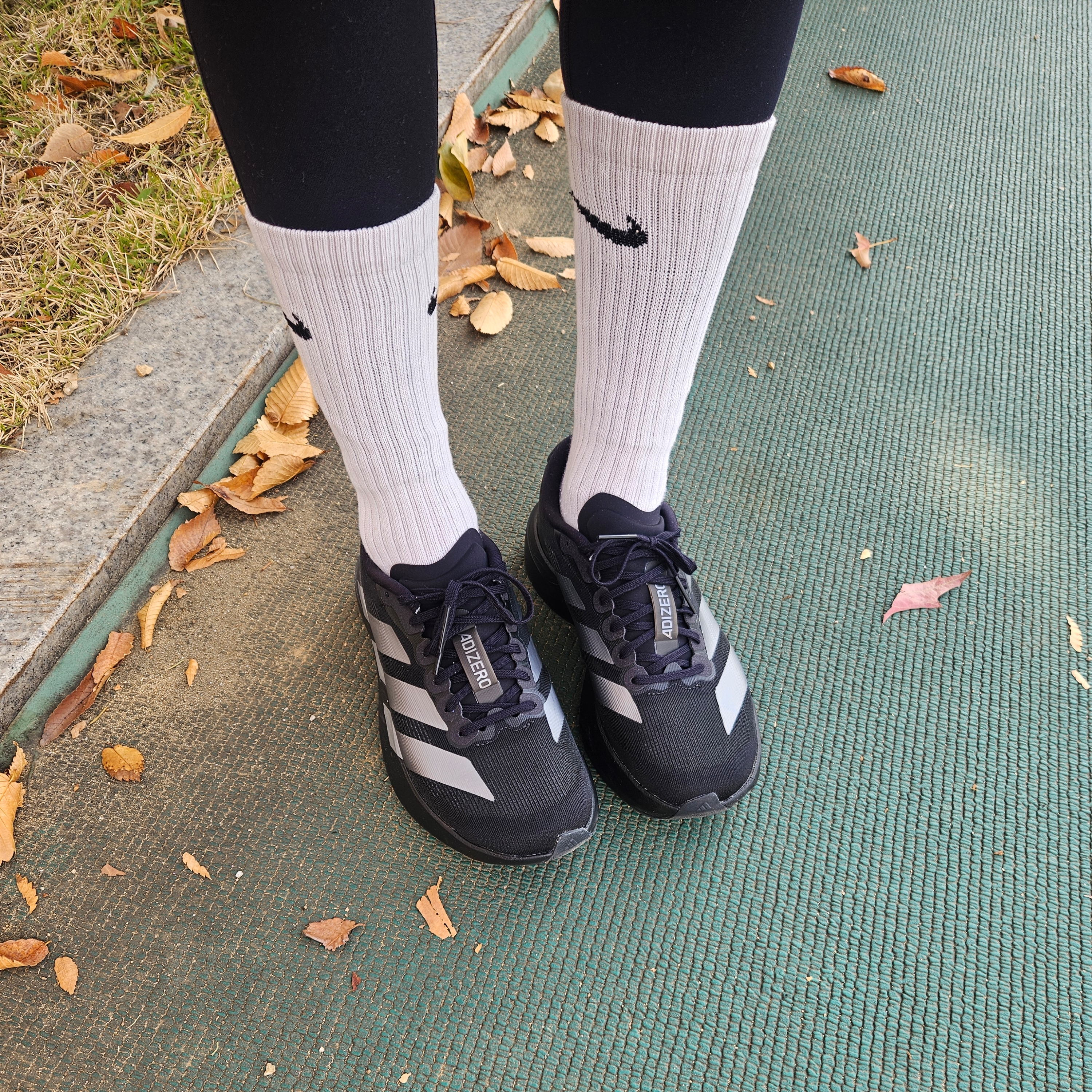(W) Adidas Adizero EVO SL Core Black Iron Metallic 착용 스타일