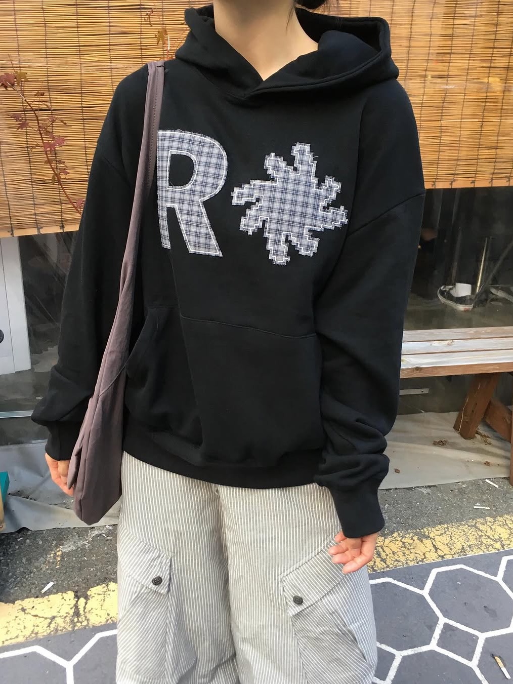 SLOW RECORD HOUSE Check Patch Hoodie Black 착용 스타일 - 10