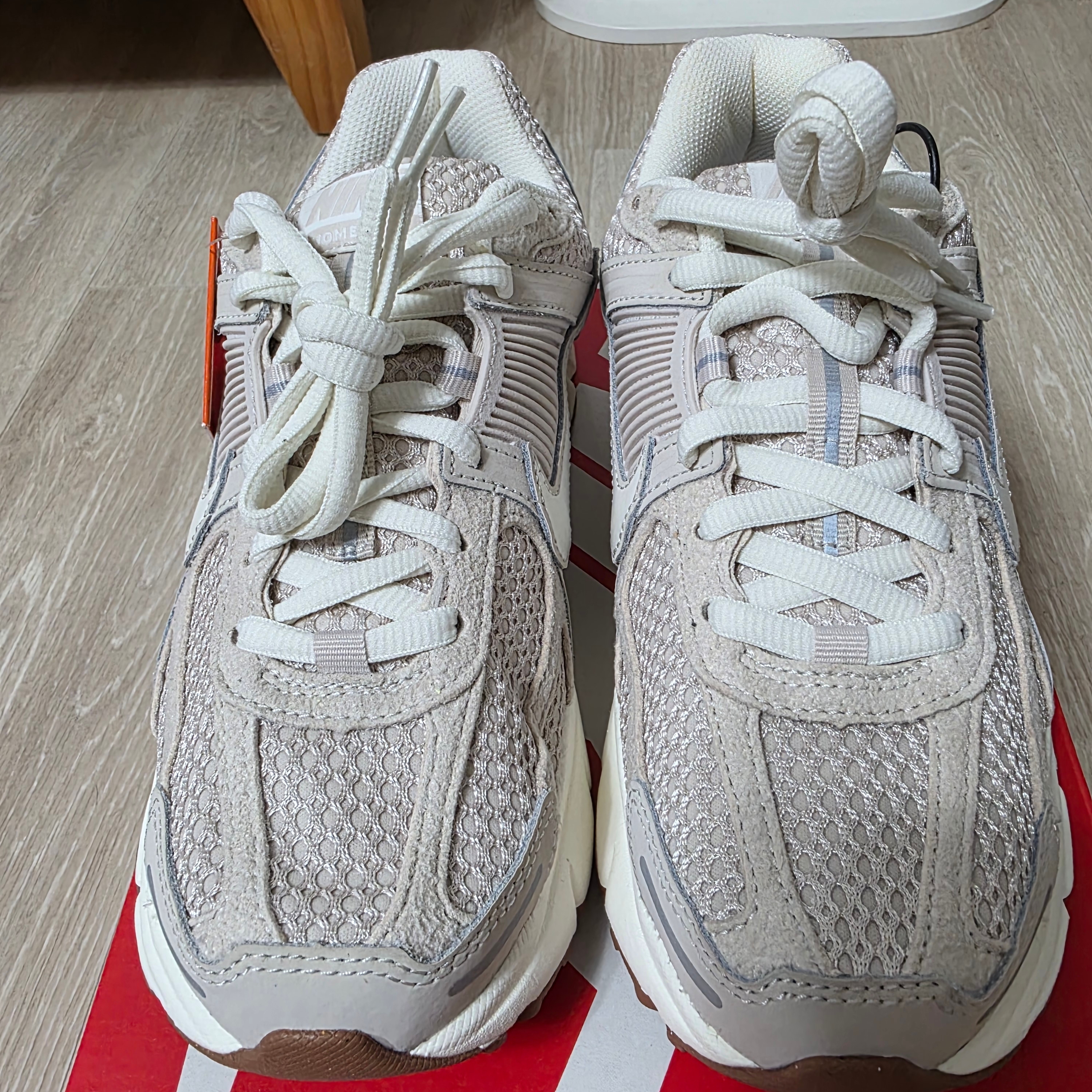 (W) Nike Zoom Vomero 5 Light Orewood Brown 착용 스타일 - 2