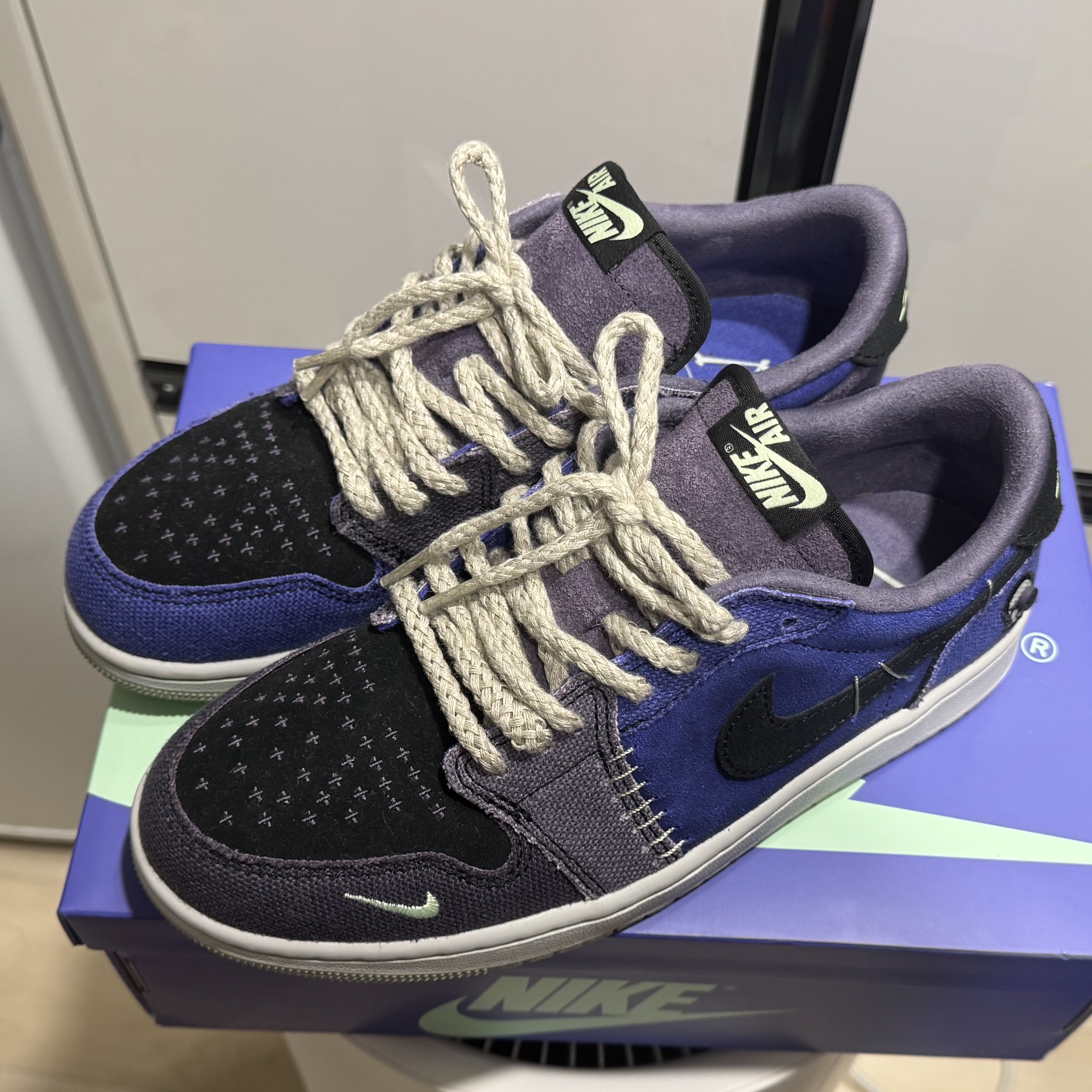 Jordan 1 x Zion Williamson Retro Low OG Regency Purple and Dark Raisin 착용 스타일 - 2