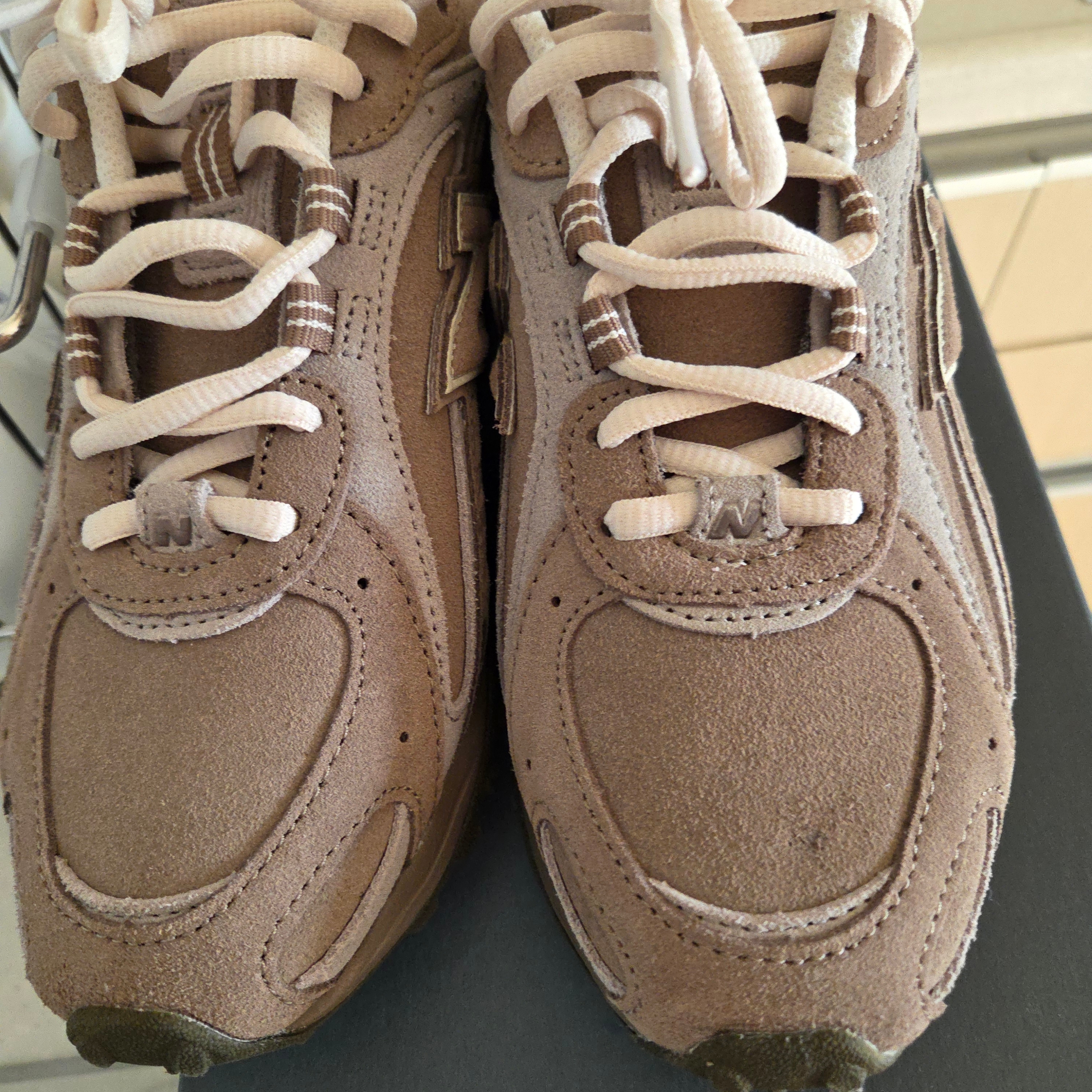 New Balance 204L Suede Mushroom Arid Stone 착용 스타일