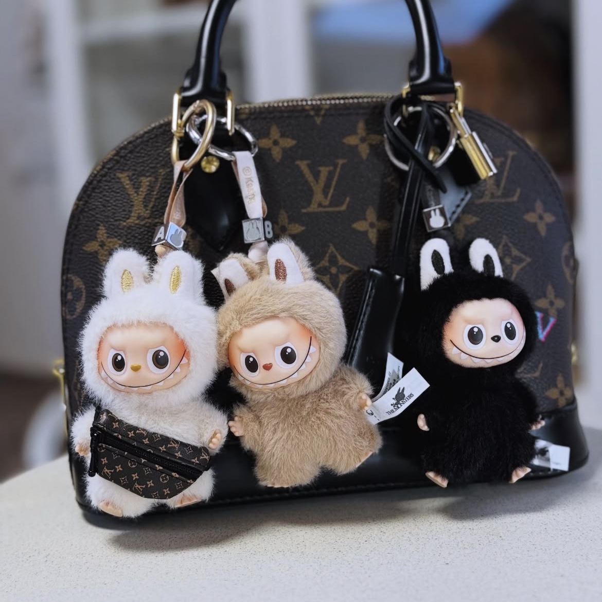 Pop Mart Labubu The Monsters Pin For Love Series Vinyl Plush Pendant (N-Z) R (Opened Case) 착용 스타일
