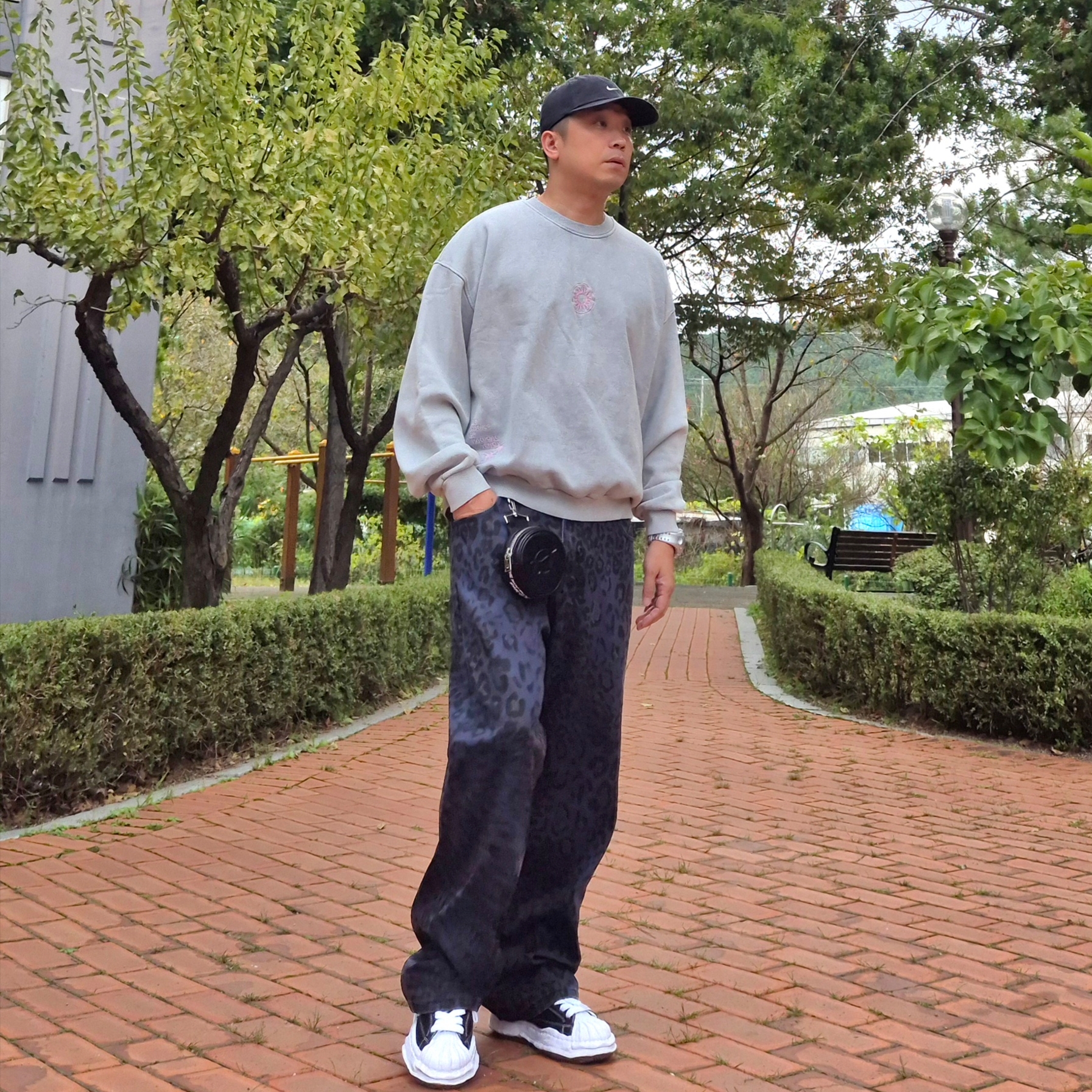Maison Mihara Yasuhiro Blakey OG Sole Canvas Low-top Sneakers Black White, Nike Club Unstructured Denim Cap Black White 착용 스타일 - 1