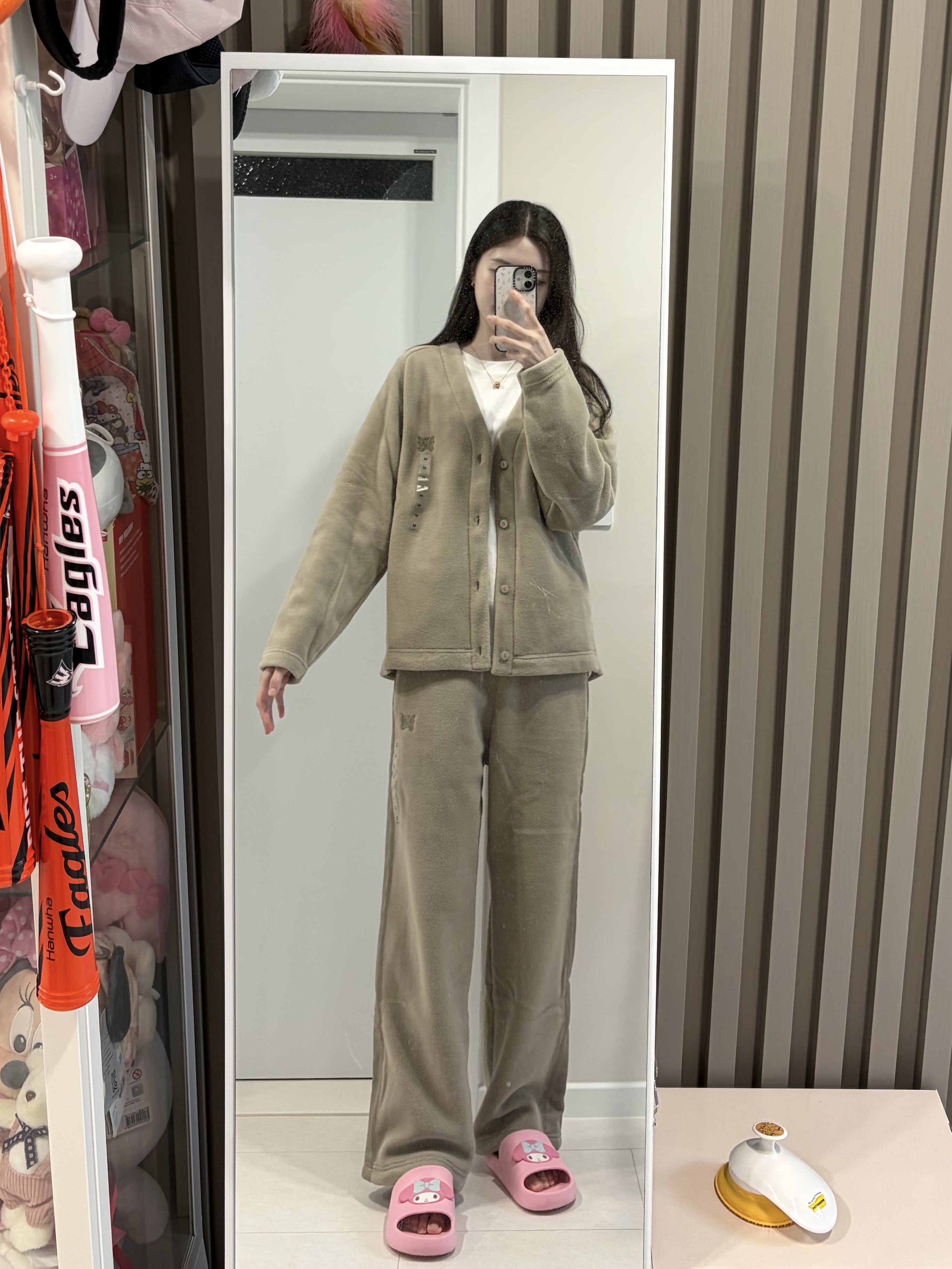 Uniqlo x Needles Fleece Oversized Cardigan Beige - KR, Uniqlo x Needles Fleece Wide Pants Longer Length Beige - KR 착용 스타일 - 2