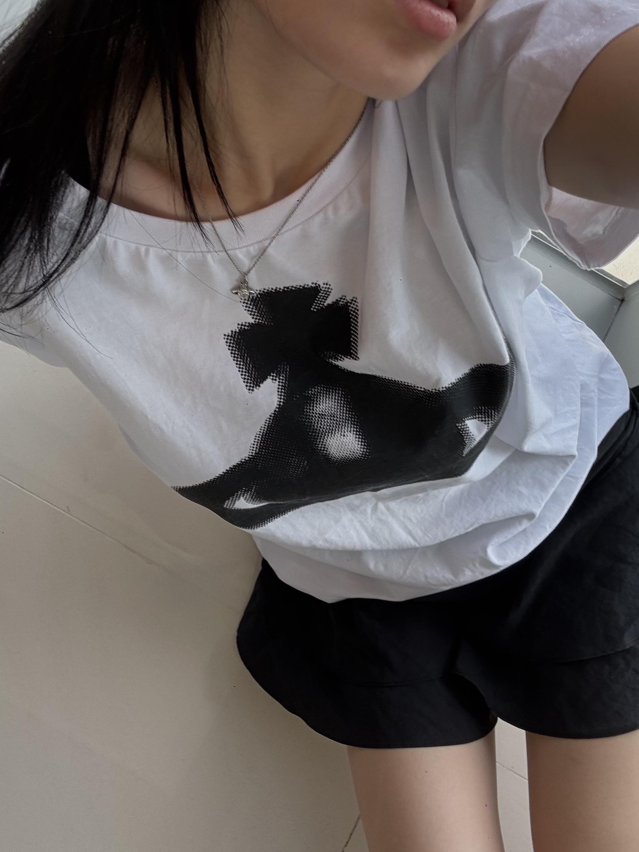 Vivienne Westwood Orb Classic T-Shirt White, Vivienne Westwood Reina Pendant Silver 착용 스타일 - 2