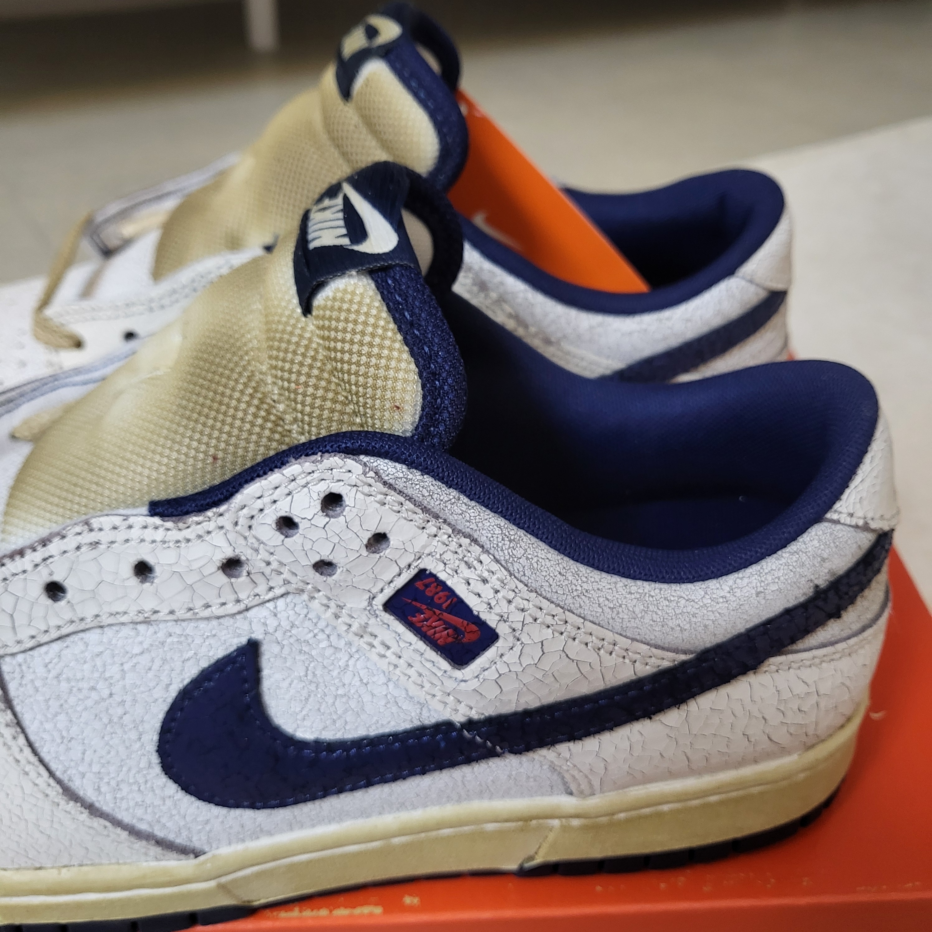 Nike x Stranger Things Dunk Low Phantom and Midnight Navy 착용 스타일 - 3