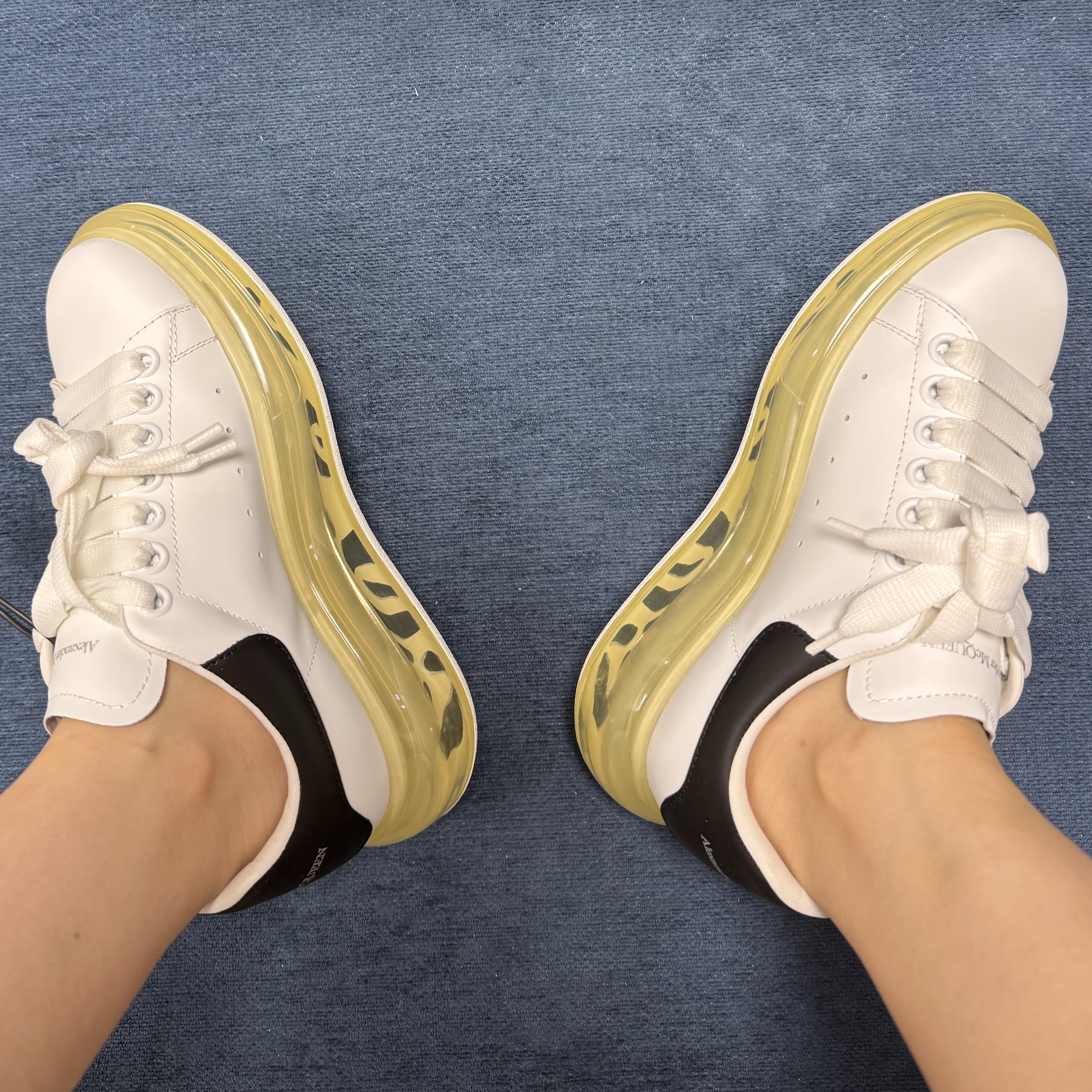 (W) Alexander McQueen Oversized Sneakers Clear Sole White Black 착용 스타일