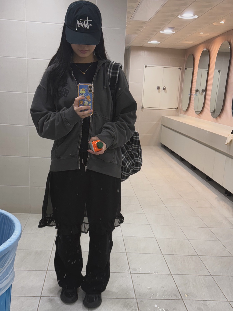 Stussy Pigment Dyed Dice Zip Hoodie Black, The Coldest Moment Starfish Check Backpack Black 착용 스타일