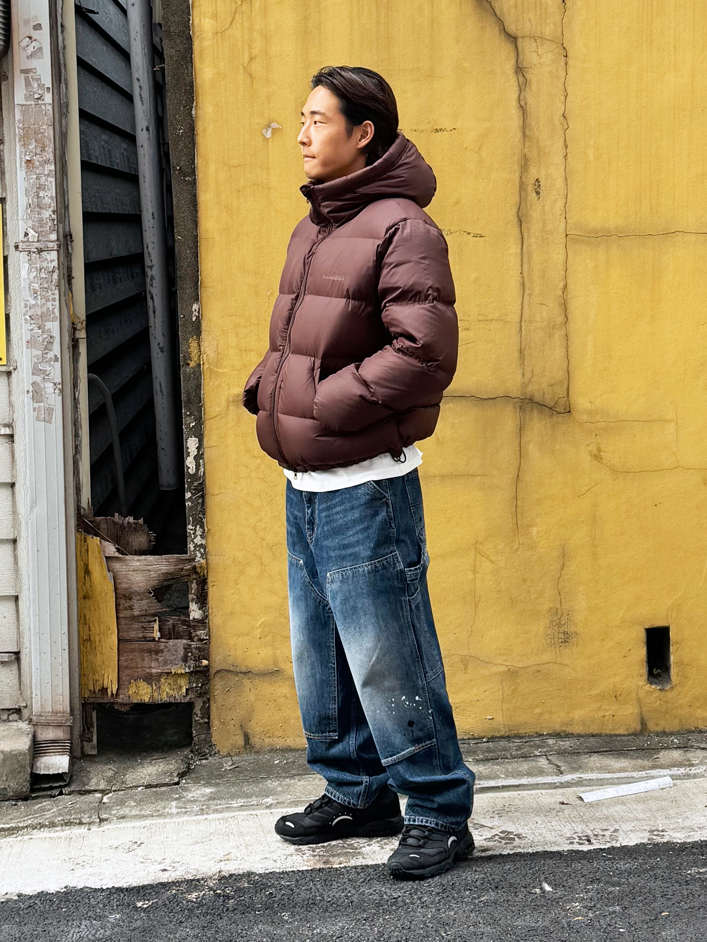 QT8 GARMENTS Duck Down Heavyweight Hoodie Jacket Brown, QT8 GARMENTS Double Knee Washed Pants Blue 착용 스타일 - 1