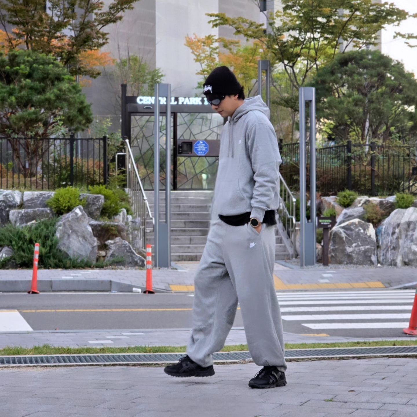 Stussy Big Stock Cuff Beanie Black, Nike NSW Club Fleece Pullover Hoodie Dark Grey Heather - Asia 착용 스타일 - 5