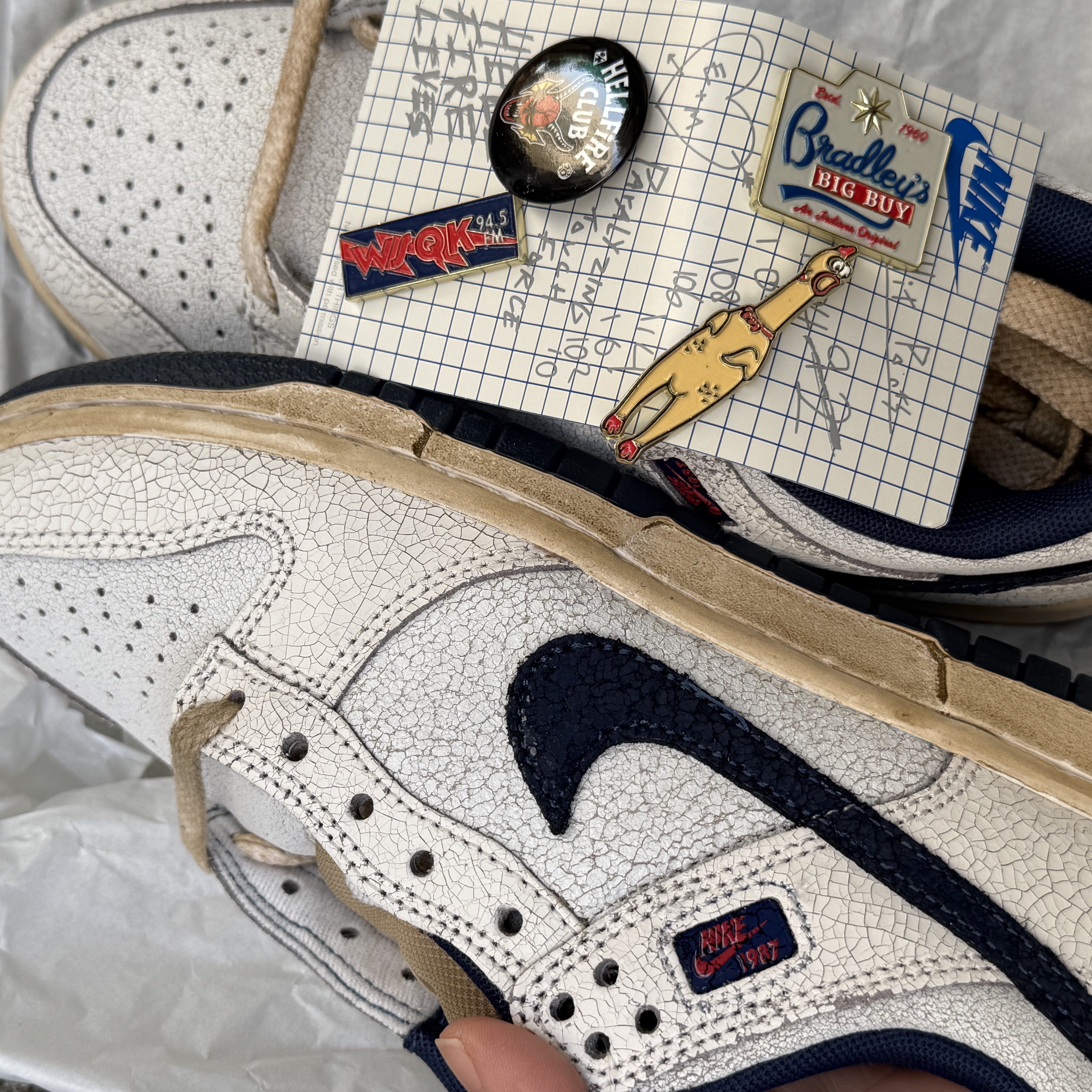 Nike x Stranger Things Dunk Low Phantom and Midnight Navy 착용 스타일 - 2