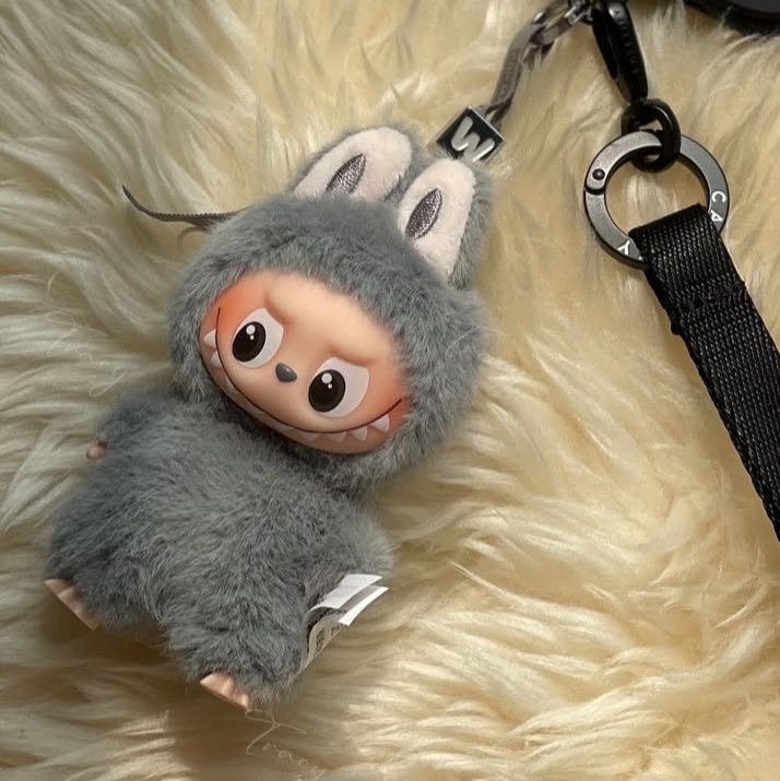 Pop Mart Labubu The Monsters Pin For Love Series Vinyl Plush Pendant (N-Z) W (Opened Case) 착용 스타일