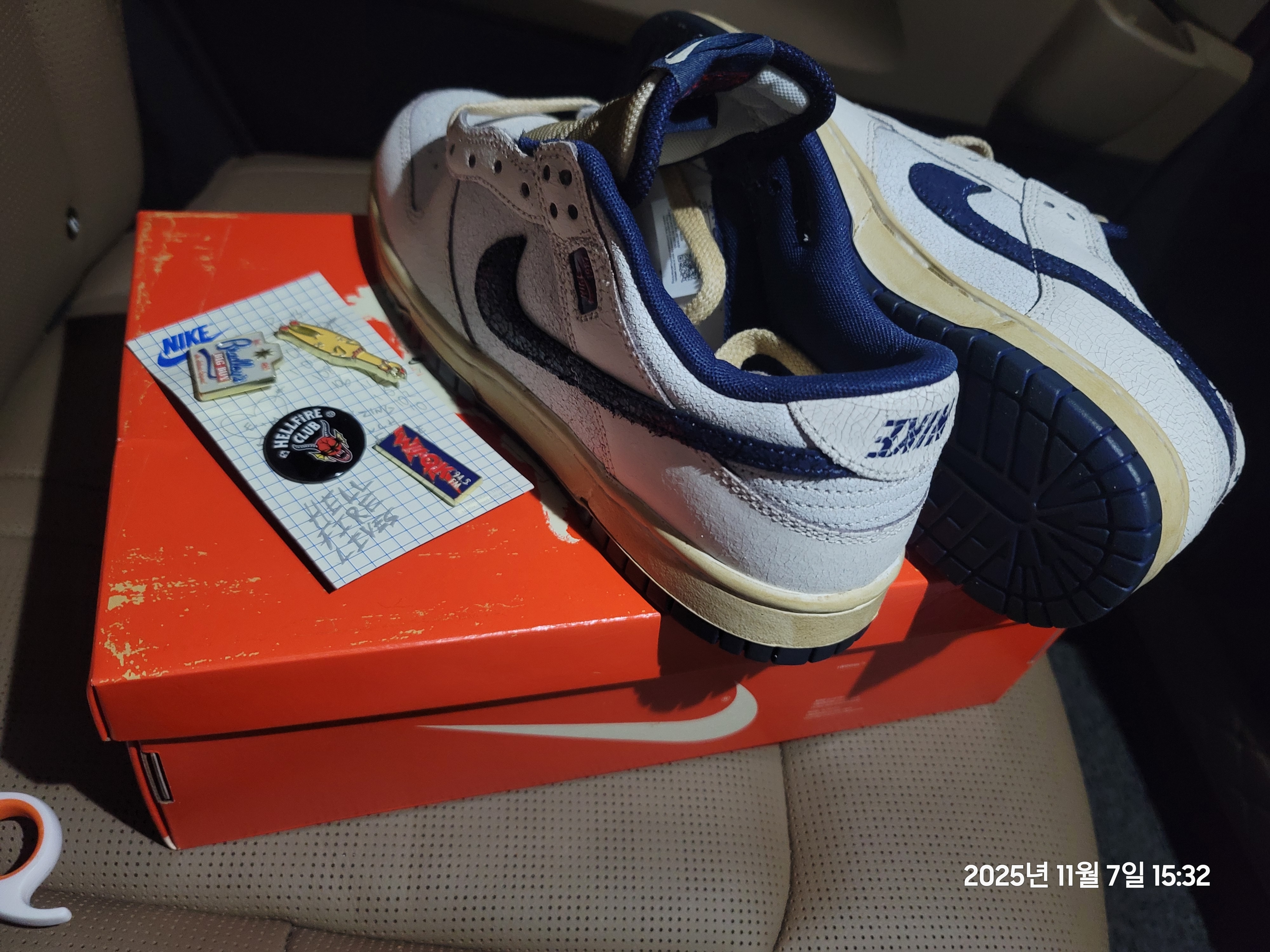 Nike x Stranger Things Dunk Low Phantom and Midnight Navy 착용 스타일 - 8