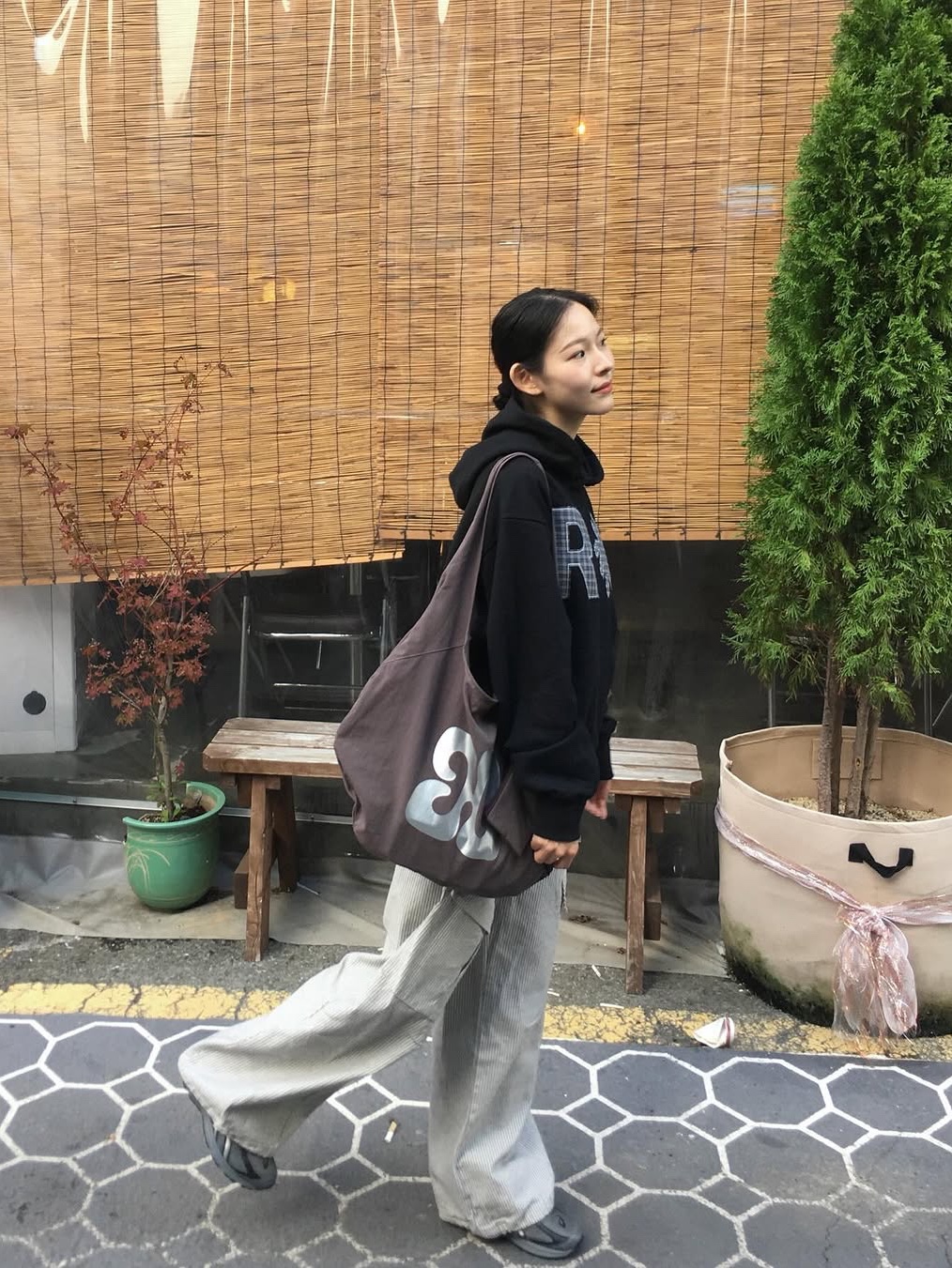 SLOW RECORD HOUSE Check Patch Hoodie Black 착용 스타일 - 7