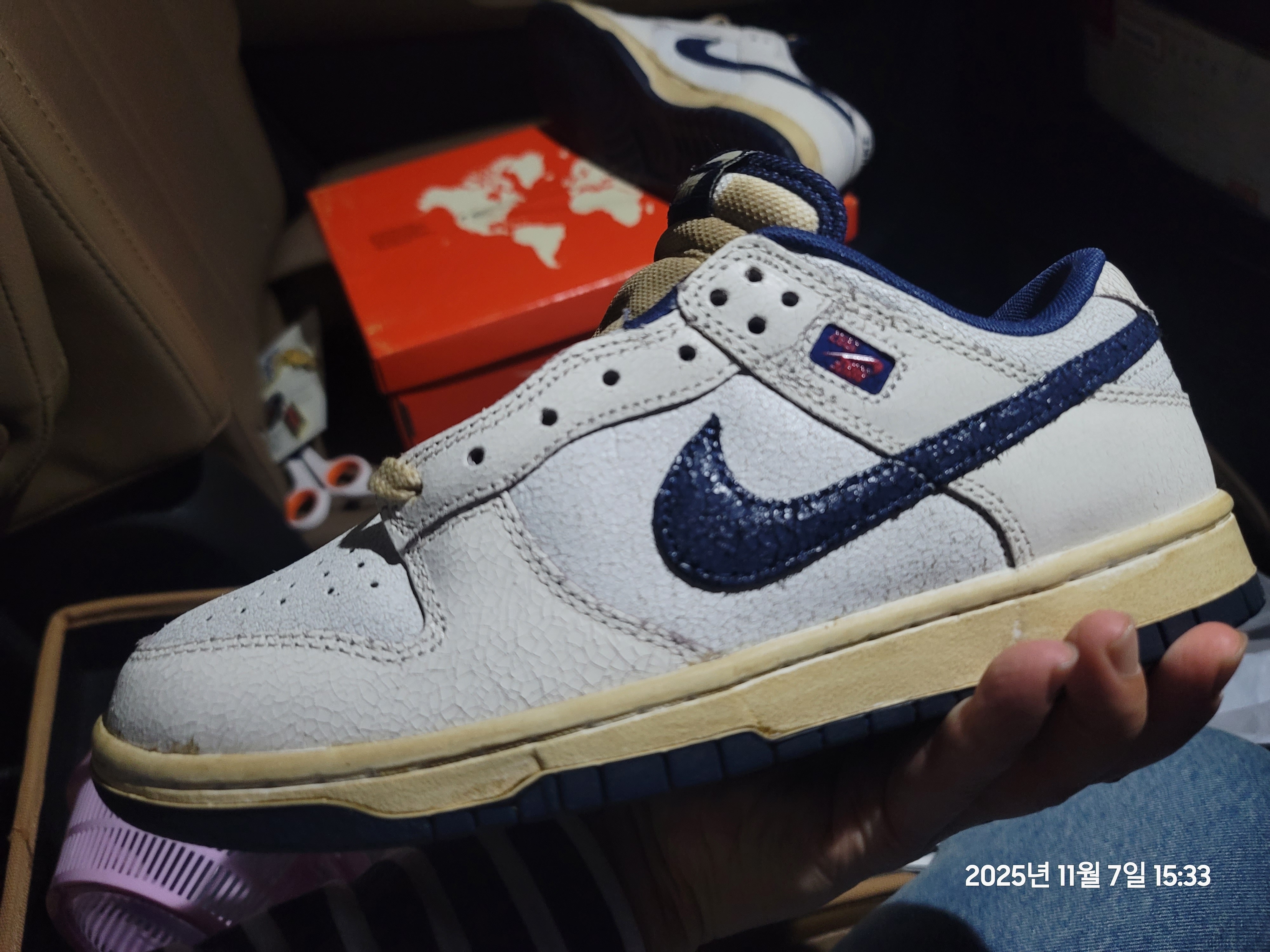 Nike x Stranger Things Dunk Low Phantom and Midnight Navy 착용 스타일 - 5