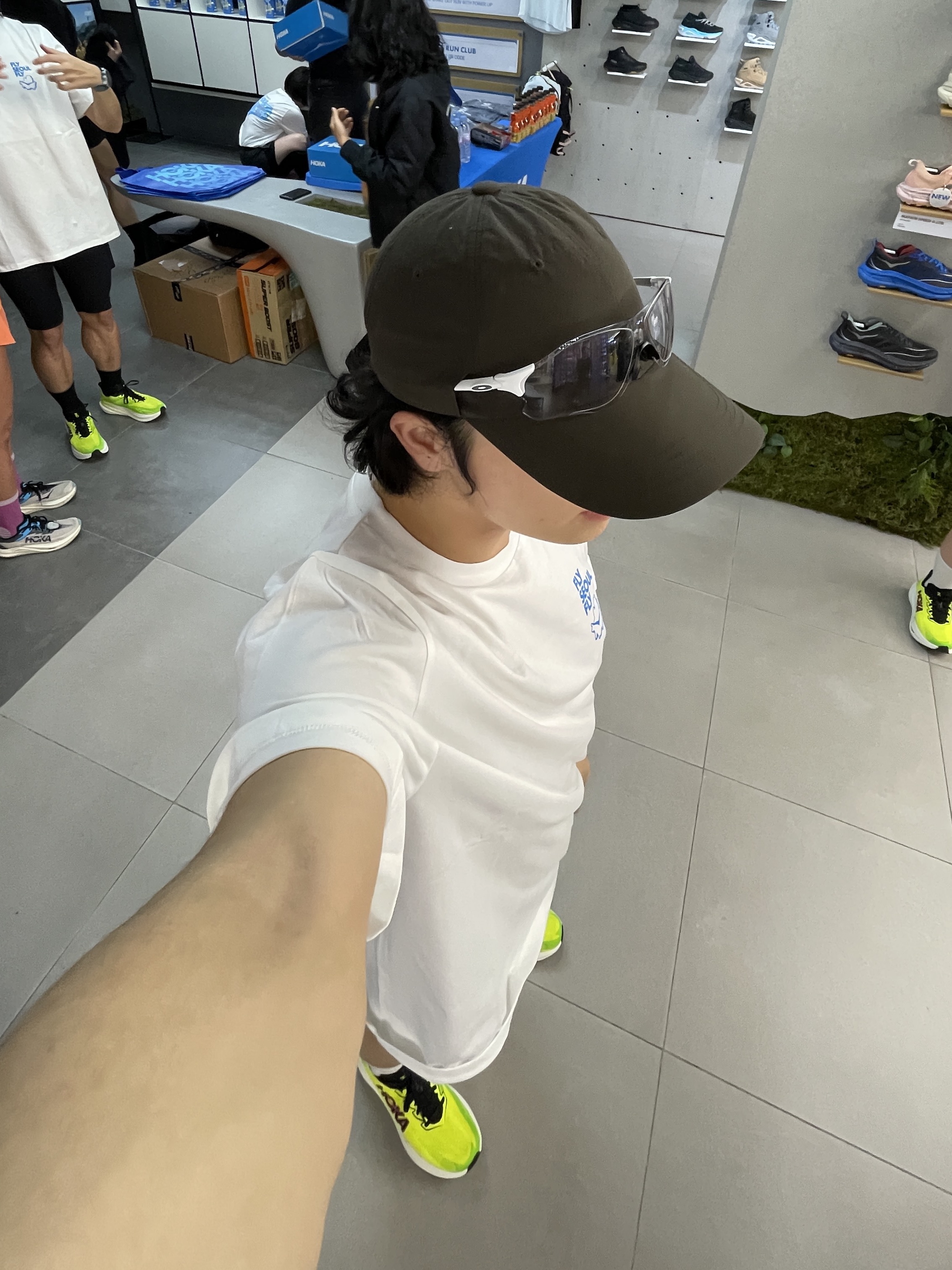 Hoka Mach X 3 Neon Citrus Neon Lime, Oakley EVZero Path Matte White Frame Clear To Black Iridium Photochromic Lenses Low Bridge Fit 착용 스타일 - 2