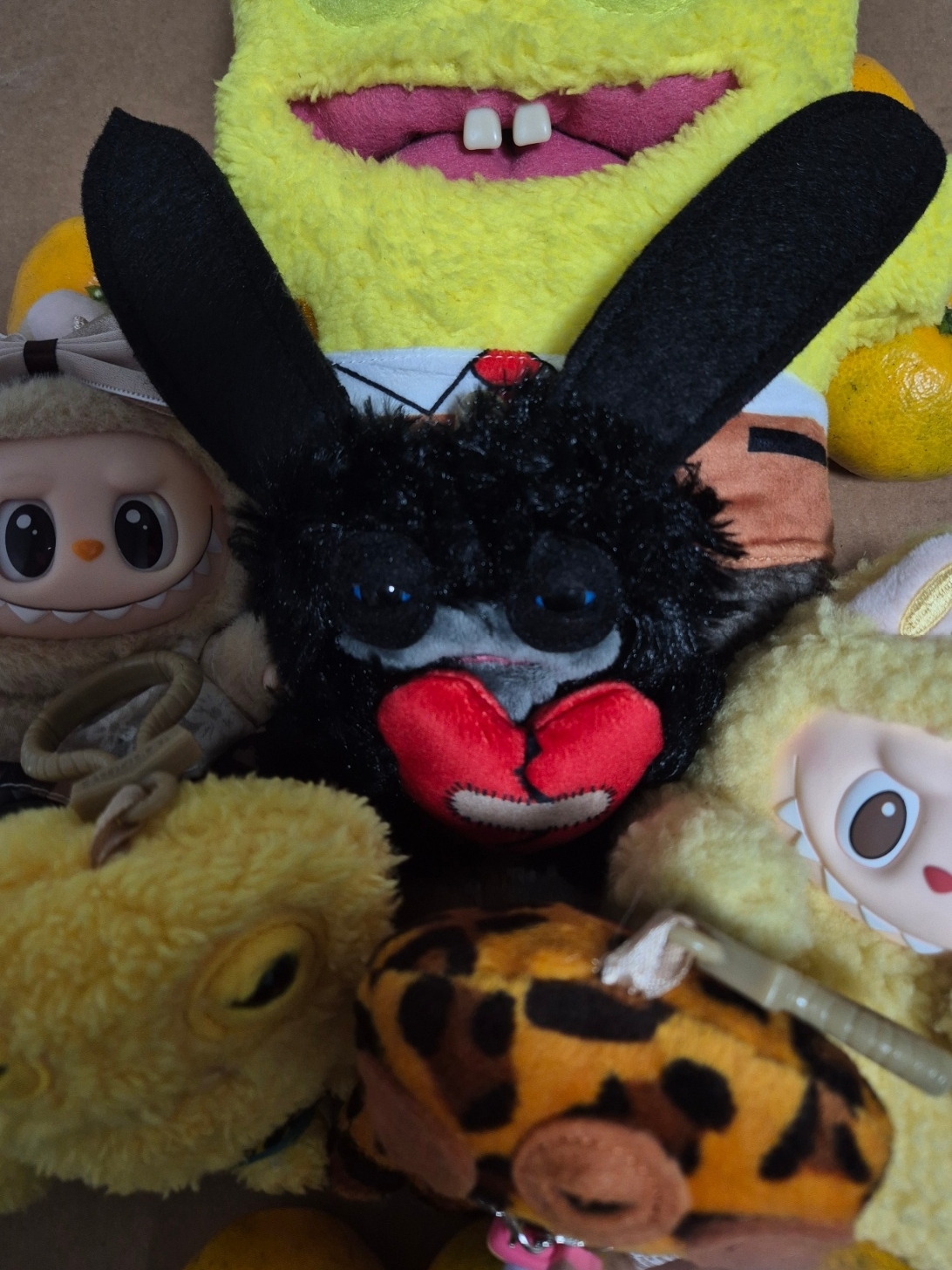 Fuggler Long Long Ear Keyring Black, Pop Mart Labubu Let's Play Together Doll Series Baba Keyring (Opened Case) 착용 스타일