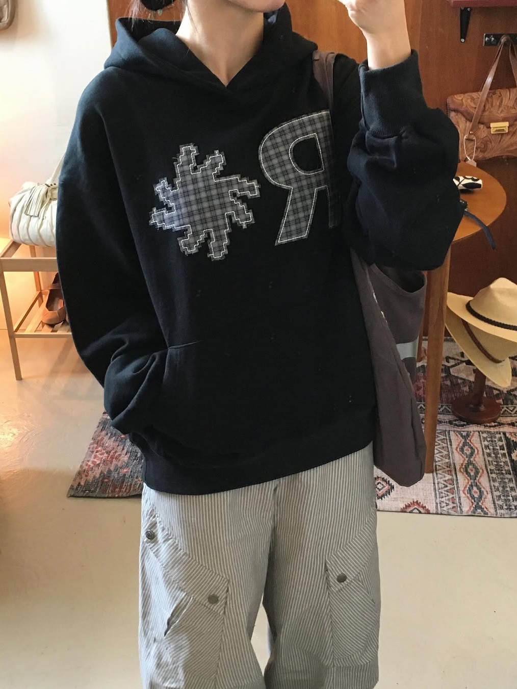 SLOW RECORD HOUSE Check Patch Hoodie Black 착용 스타일 - 9