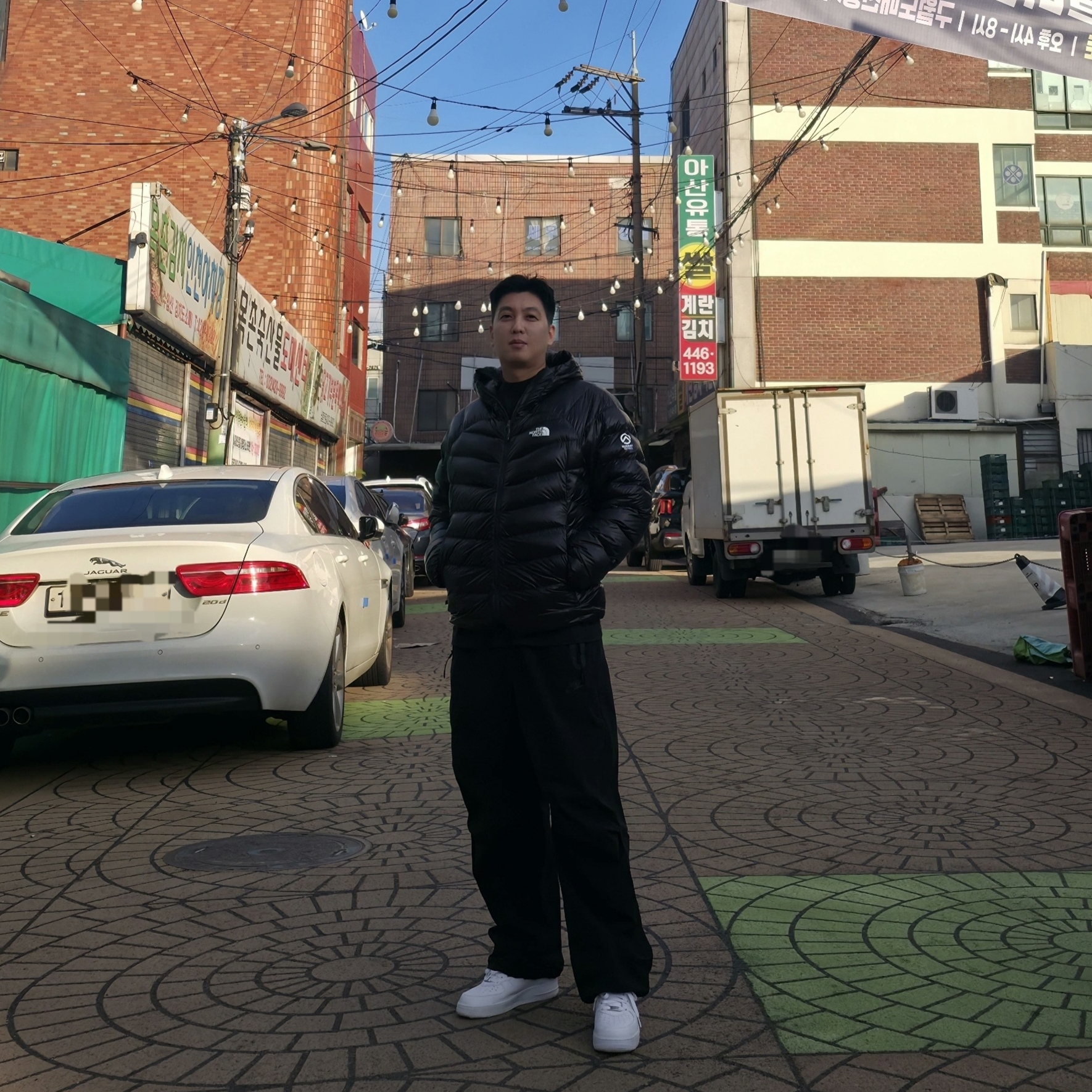 Nike x Supreme Air Force 1 Mid White, The North Face Summit Mattehorn RDS Down Jacket Black 착용 스타일