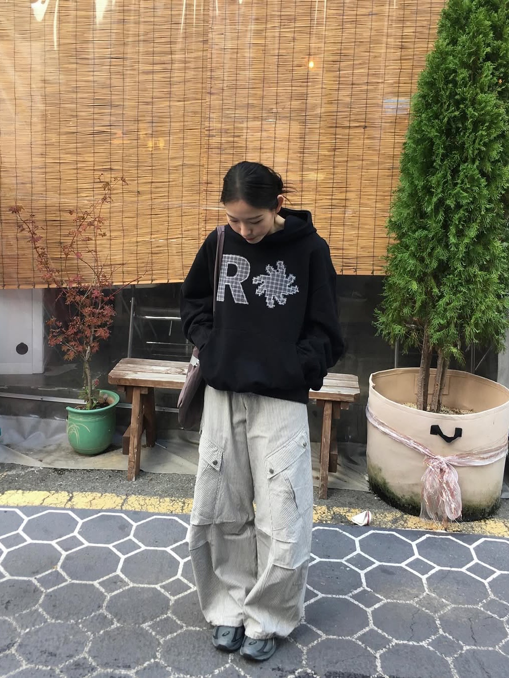SLOW RECORD HOUSE Check Patch Hoodie Black 착용 스타일 - 4