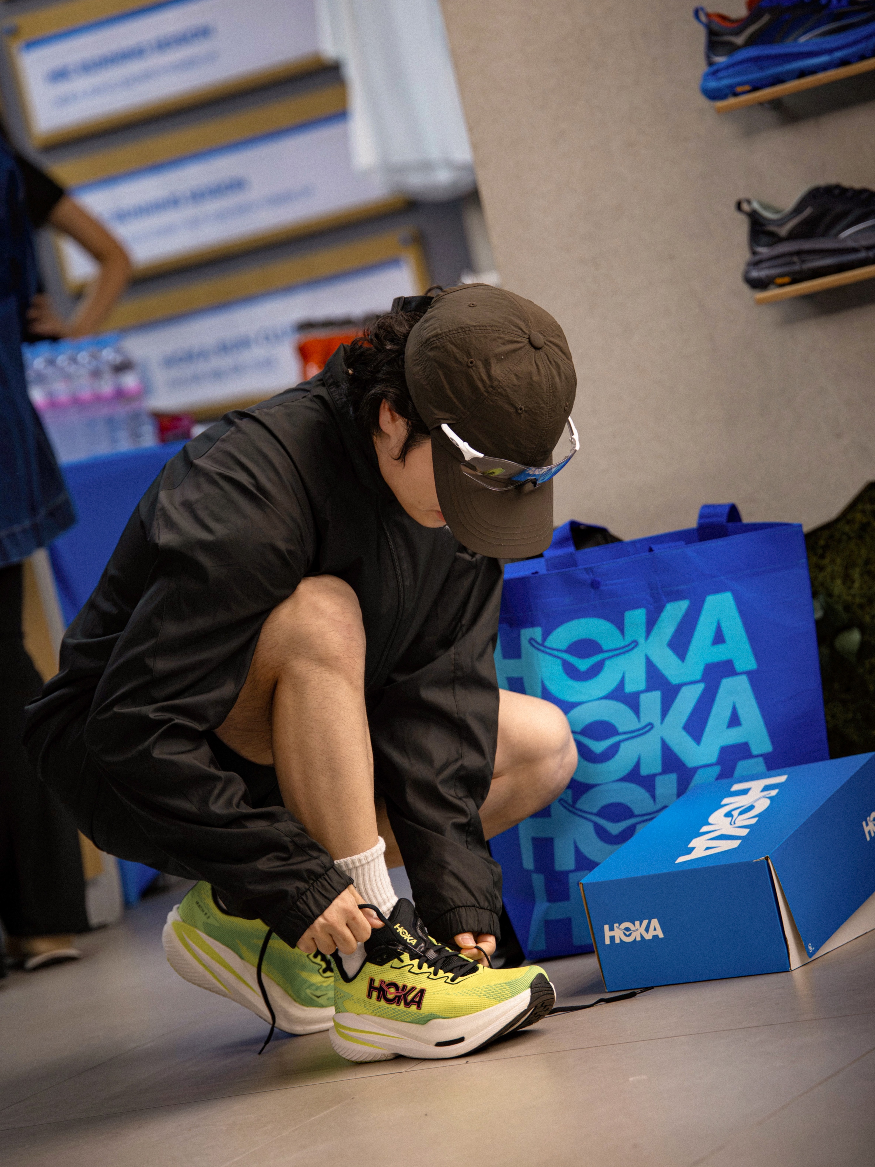 Hoka Mach X 3 Neon Citrus Neon Lime, Oakley EVZero Path Matte White Frame Clear To Black Iridium Photochromic Lenses Low Bridge Fit 착용 스타일 - 1
