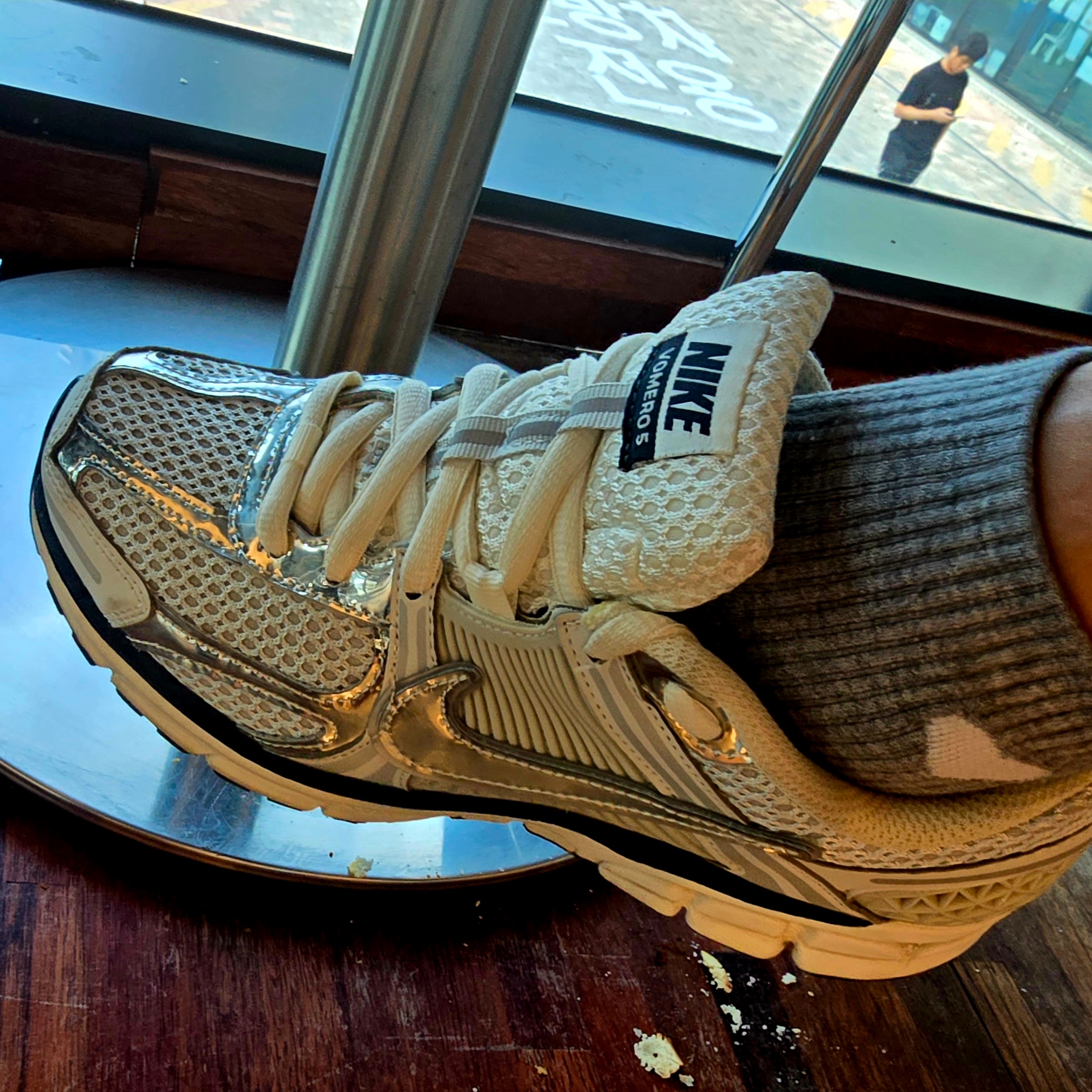 (W) Nike Zoom Vomero 5 Photon Dust and Metallic Silver 착용 스타일