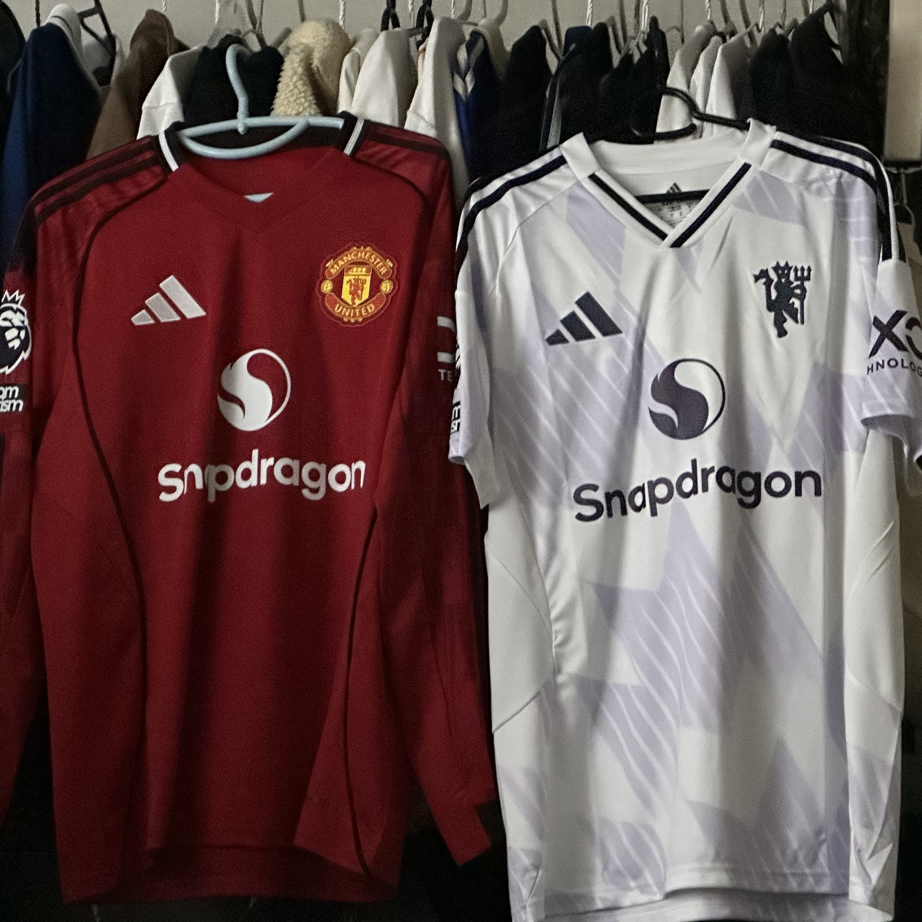 Adidas Manchester United 2025/26 Home Long Sleeve Home Jersey Mufc Red - KR Sizing (Non Marking Ver.), Adidas Manchester United 2025/26 Away Jersey White - KR Sizing (Non Marking Ver.) 착용 스타일