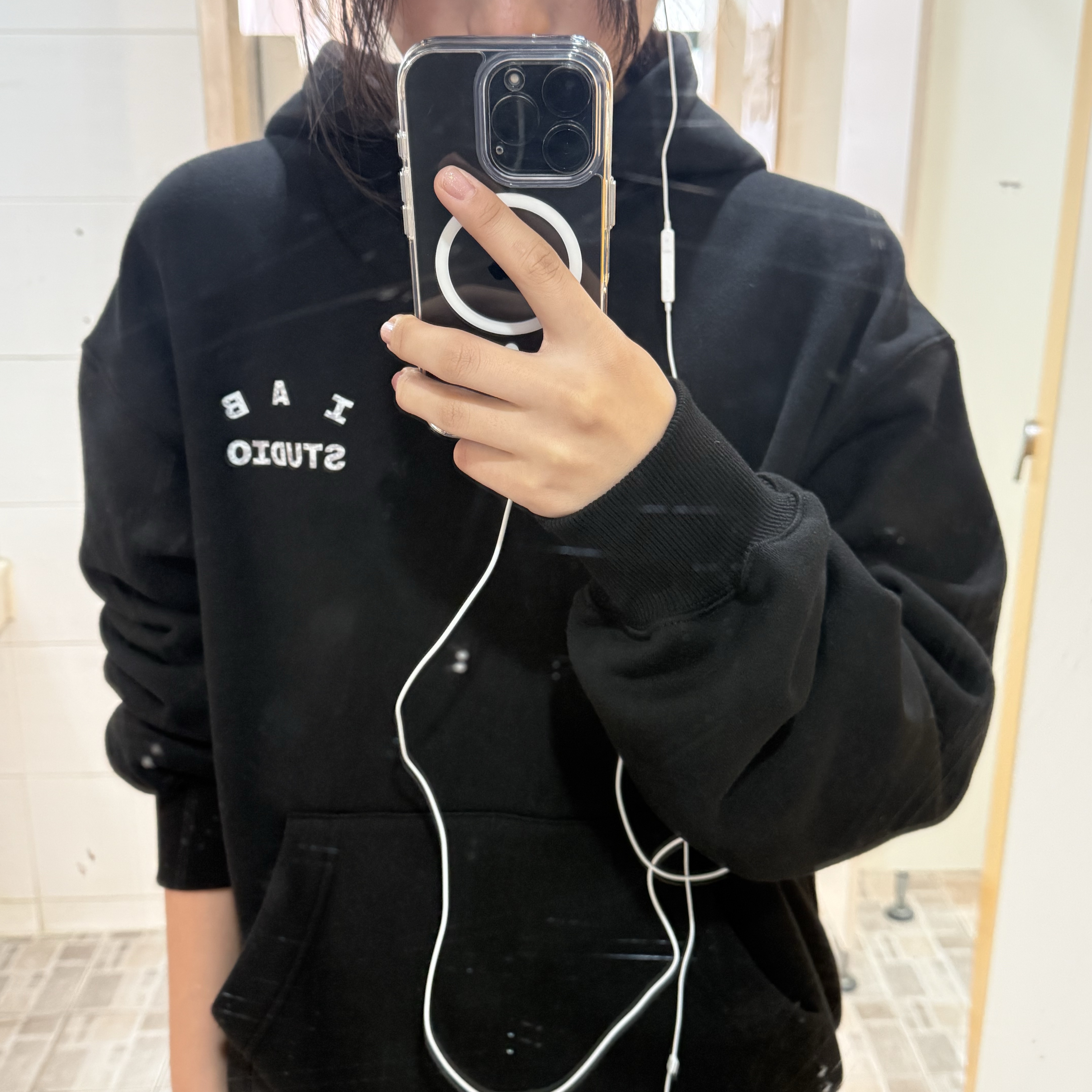 IAB Studio IAB Camo Logo Hoodie Black 착용 스타일 - 2