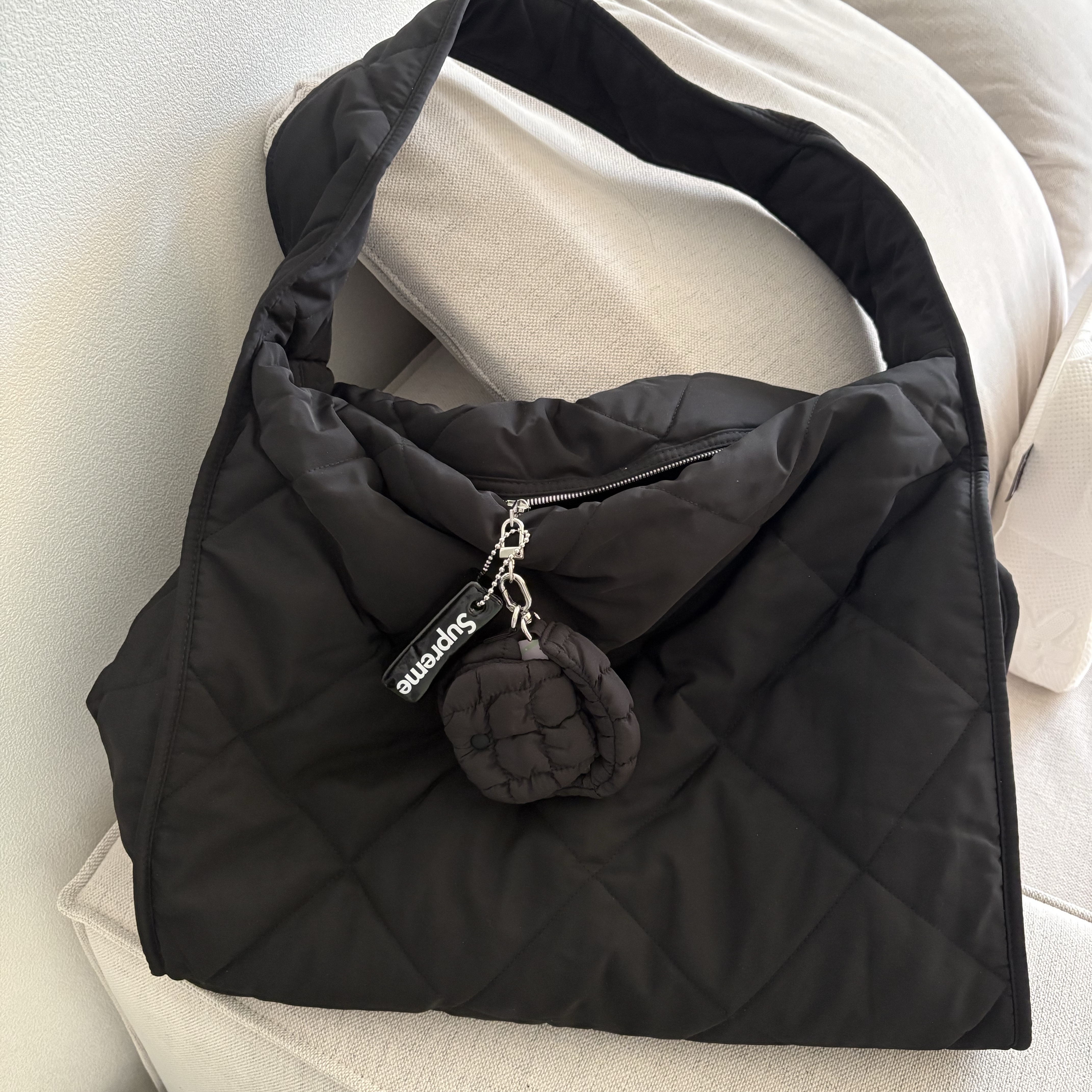 Supreme Floating Keychain Black - 23FW 착용 스타일