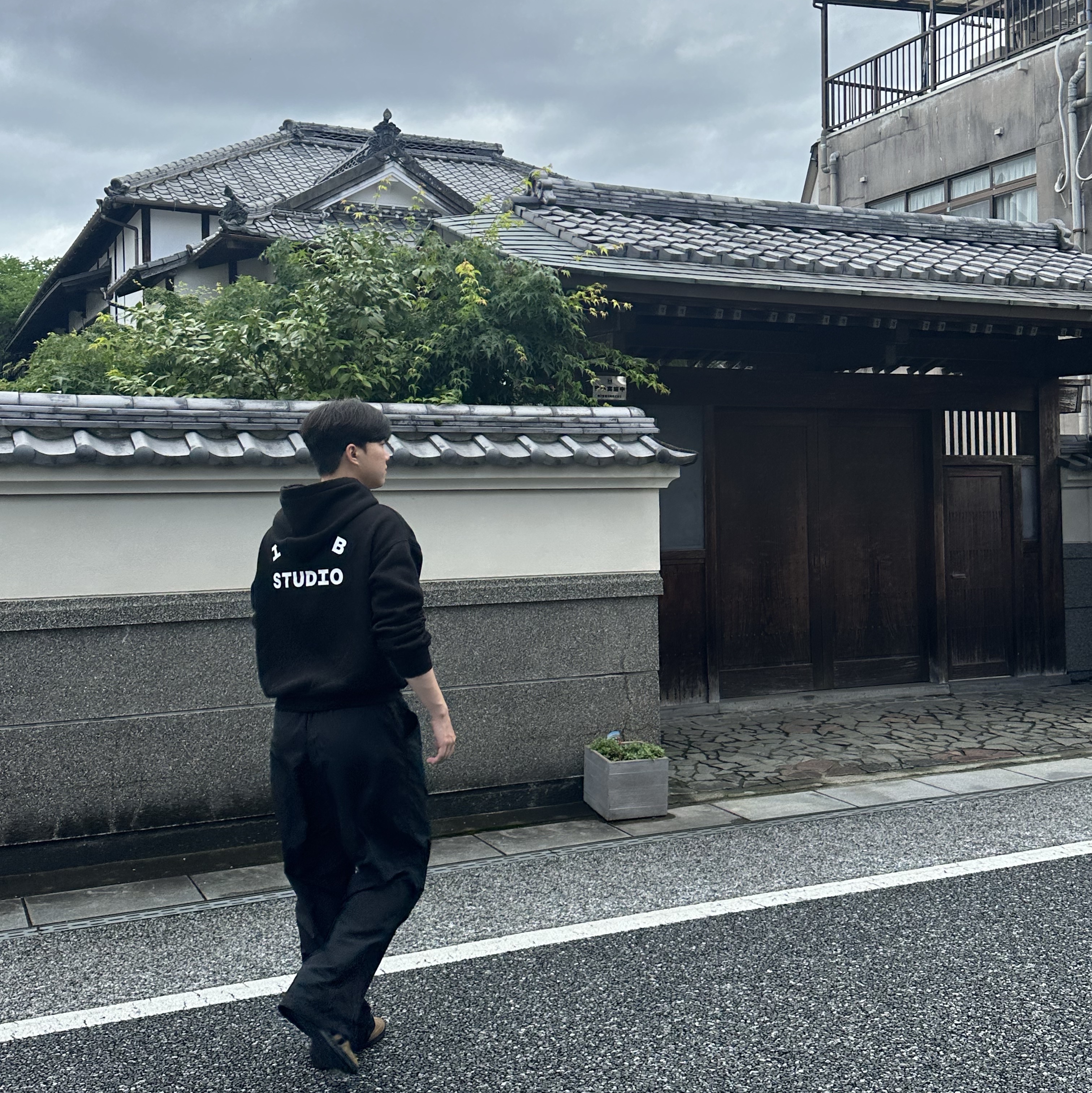IAB Studio Hoodie Black, Adidas Samba ADV Cardboard 착용 스타일 - 1