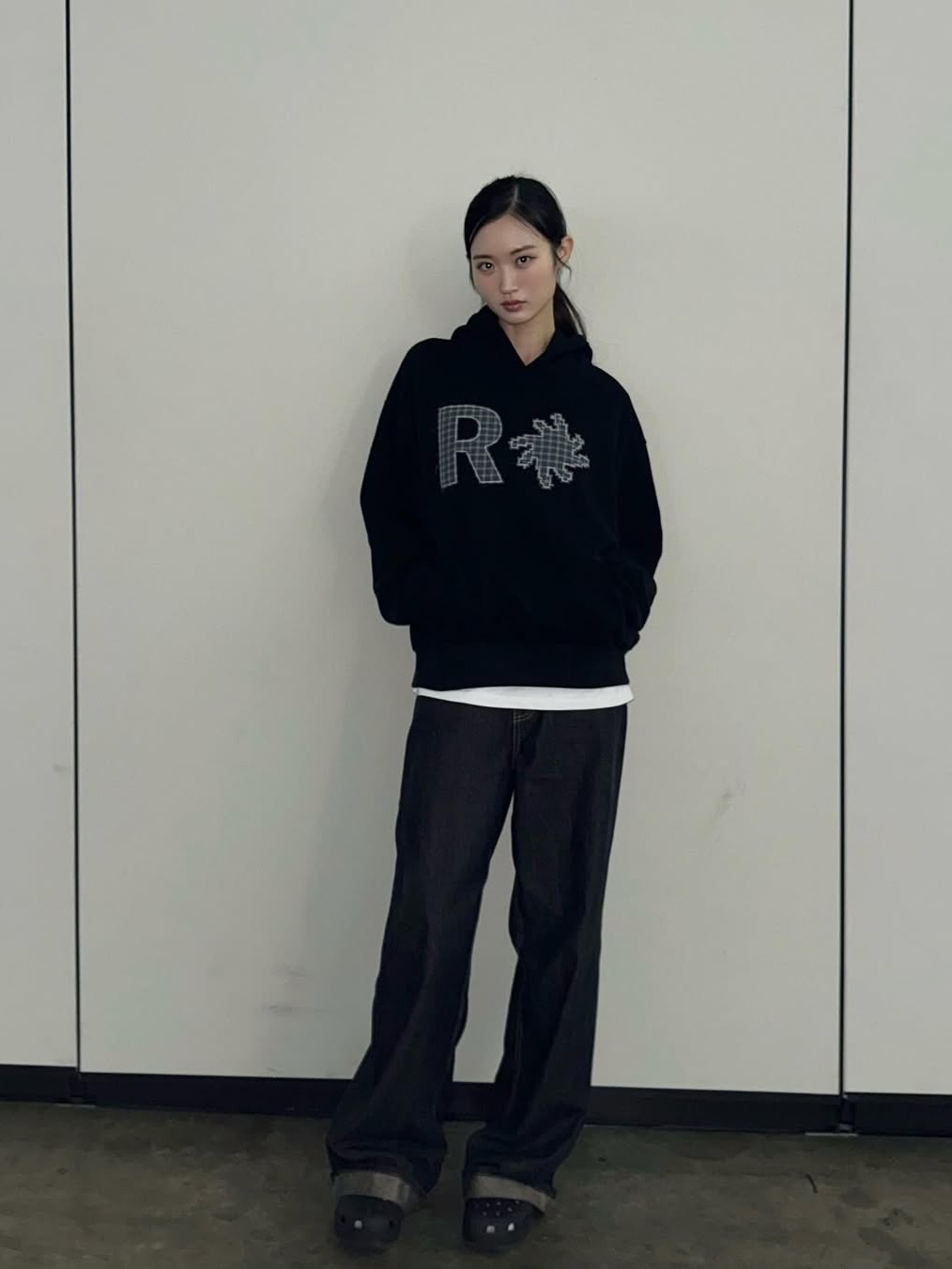 SLOW RECORD HOUSE Check Patch Hoodie Black 착용 스타일 - 3