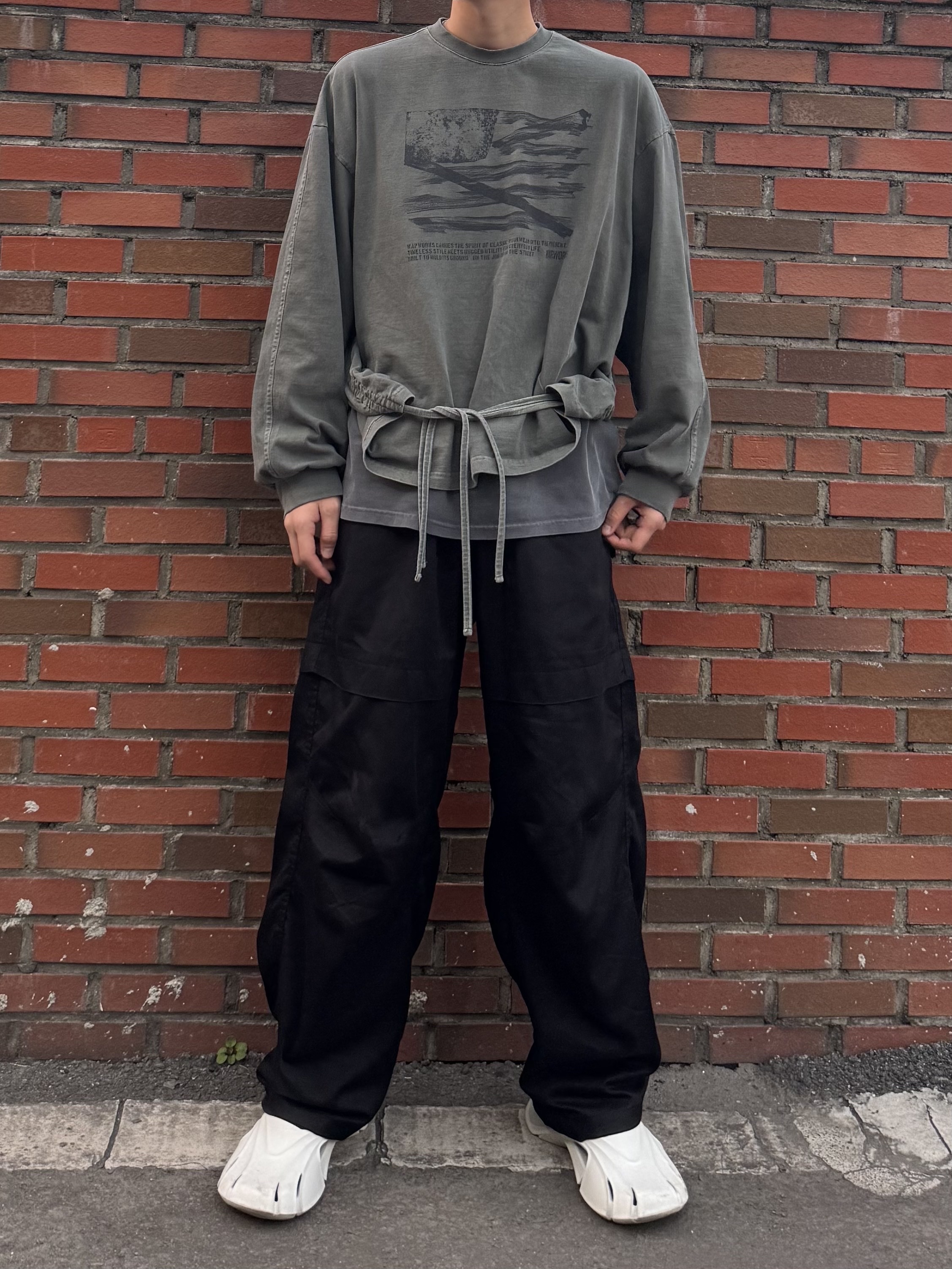 Balenciaga Rubber Mold Closed Beige, Wapworks Office Back Slit Pants Black 착용 스타일 - 1