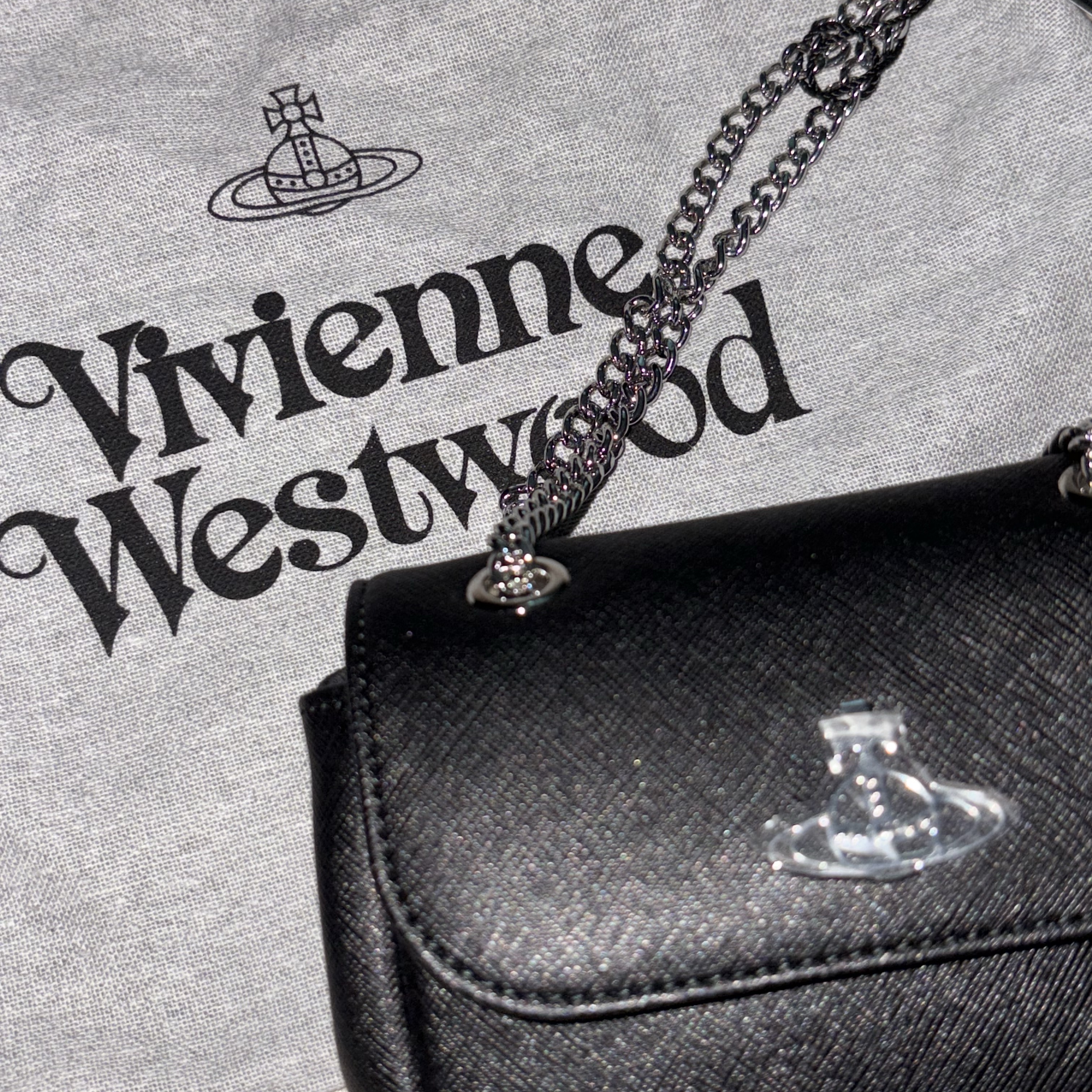 Vivienne Westwood Saffiano Biogreen Small Purse Cross Bag Black 착용 스타일 - 1