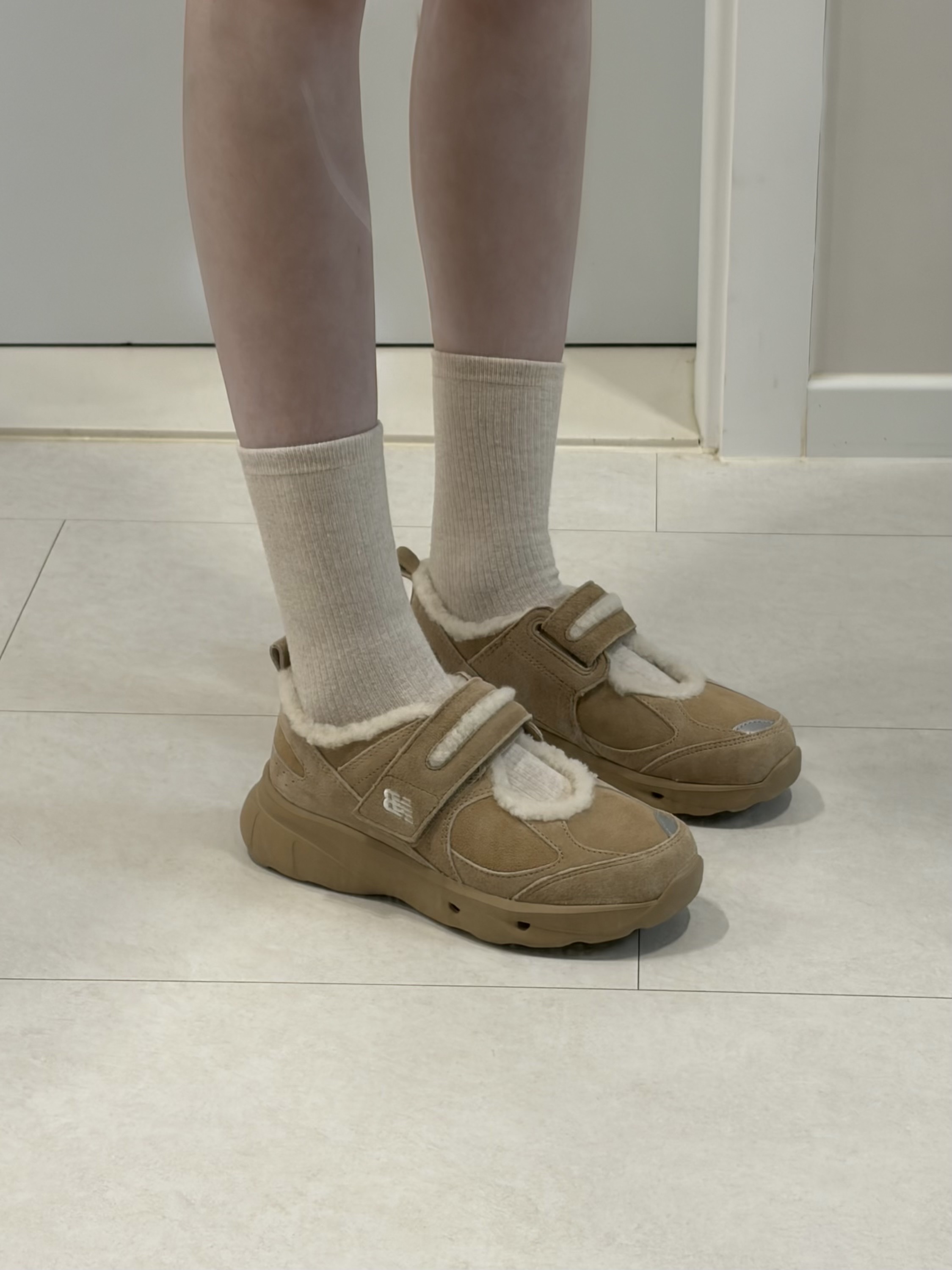 (W) New Balance Winter Breeze SD2205 Beige 착용 스타일 - 1